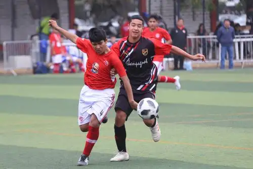 Centro educativo Marcelino Champagnat de Trujillo selló su pase a la final con un contundente 7-2 frente al Miguel Grau de Apurímac. Foto: MINEDU.