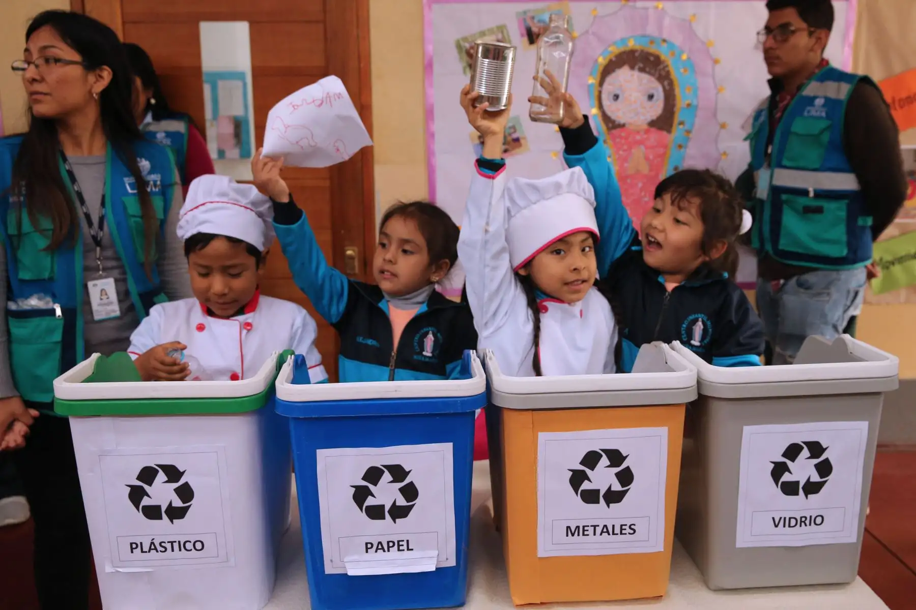 La Municipalidad de Lima anunciará la instalación de ocho estaciones de reciclaje que serán colocadas en distintos puntos estratégicos del Cercado de Lima, las cuales servirán para el acopio, manejo y disposición de los residuos inorgánicos aprovechables como plásticos, metales, vidrios, papeles y cartón.Foto: ANDINA/Norman Córdova