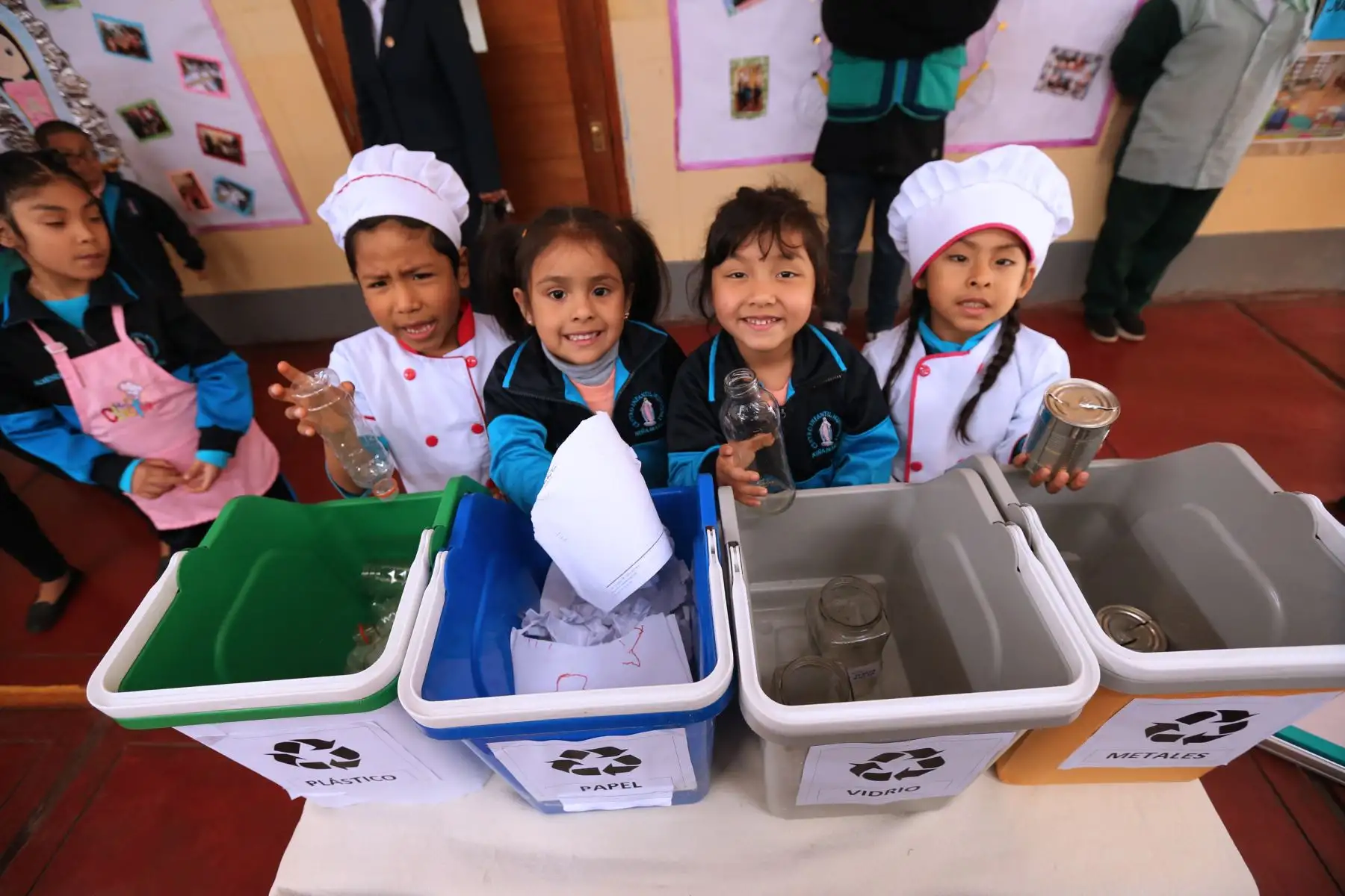 La Municipalidad de Lima anunciará la instalación de ocho estaciones de reciclaje que serán colocadas en distintos puntos estratégicos del Cercado de Lima, las cuales servirán para el acopio, manejo y disposición de los residuos inorgánicos aprovechables como plásticos, metales, vidrios, papeles y cartón.Foto: ANDINA/Norman Córdova