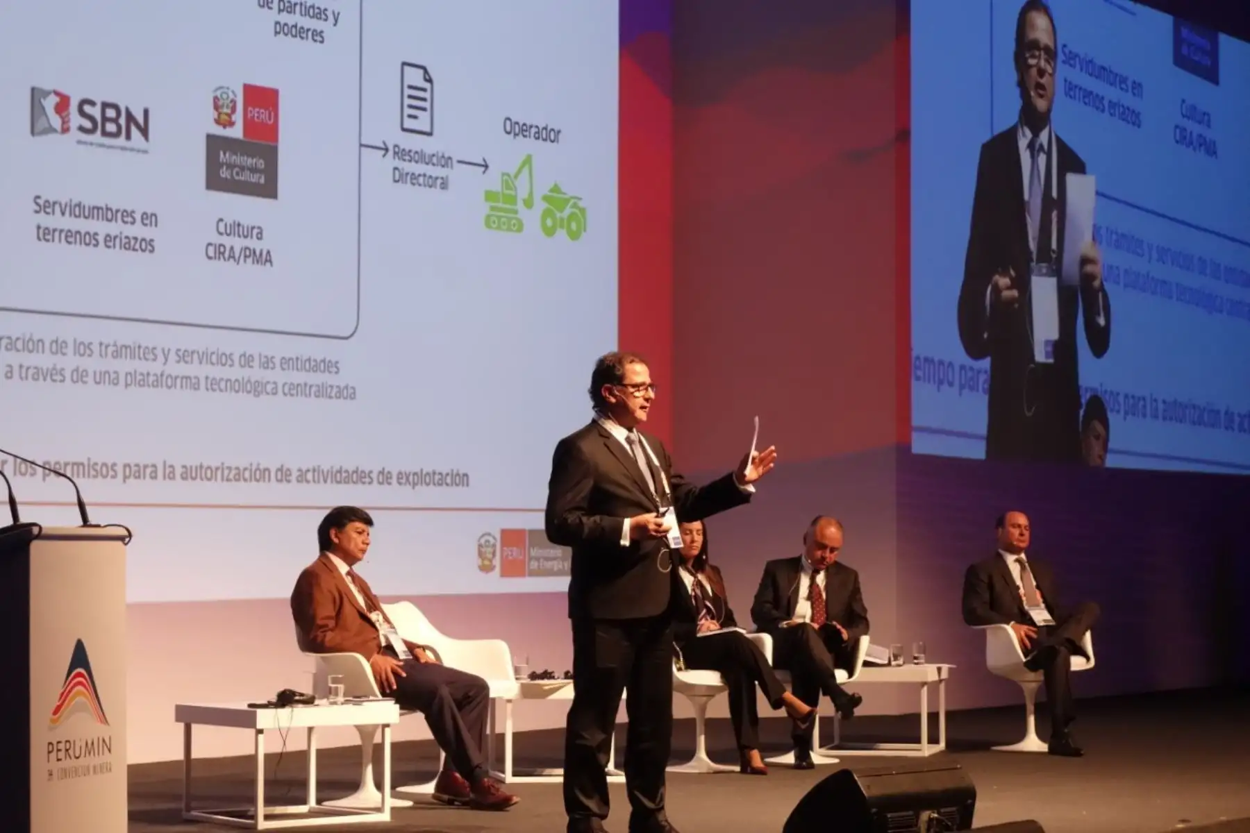Ministro de Energía y Minas, Francisco Ísmodes.