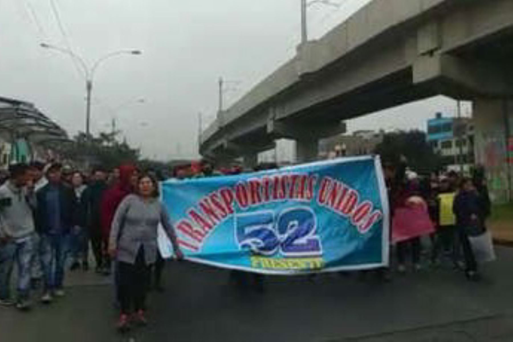 Transportistas protestan contra el Corredor Morado en San Juan de Lurigancho. Foto: Twitter @capital967