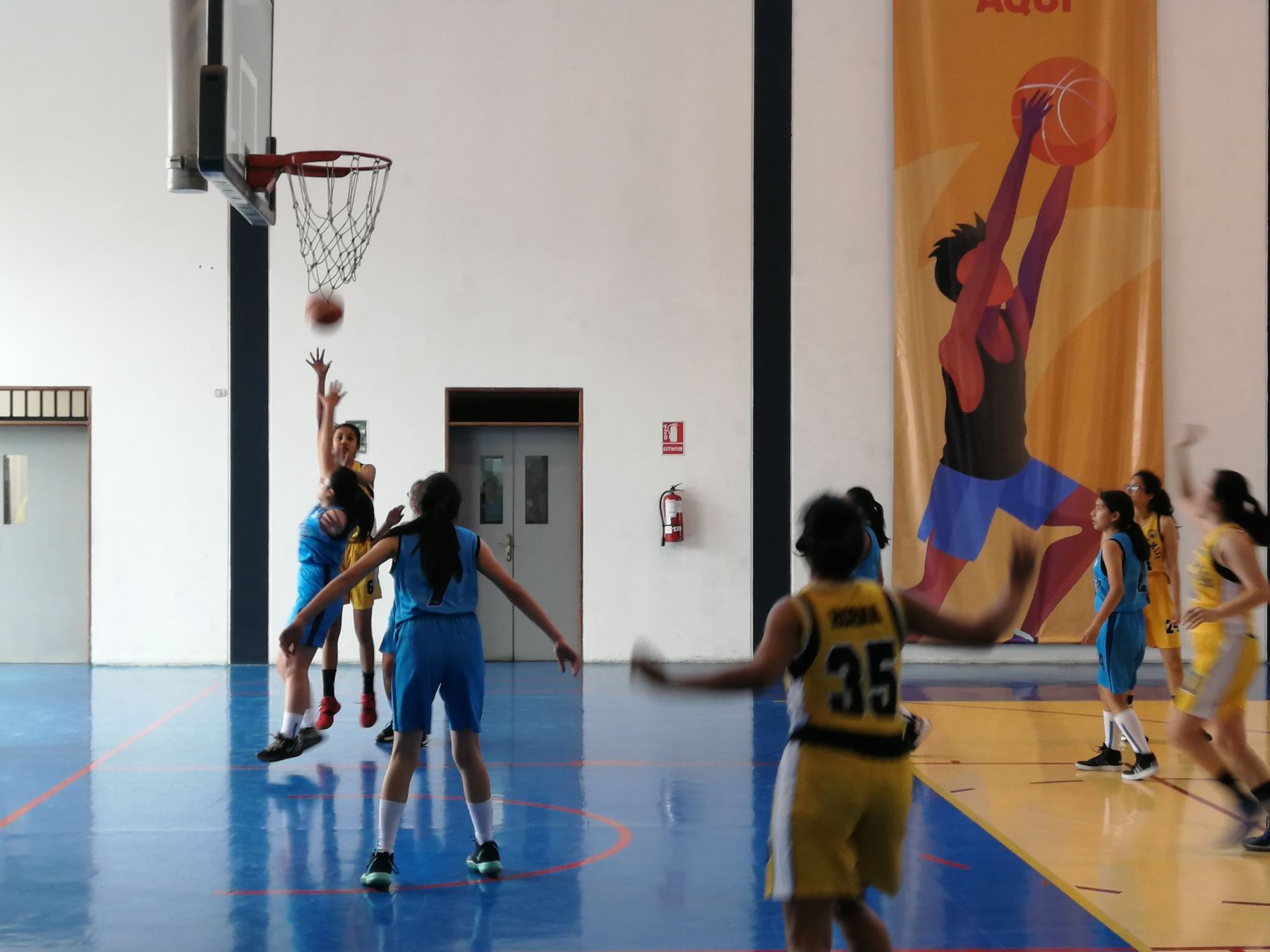 Los equipos femeninos de los colegios Padre Damián de los Sagrados Corazones, de Arequipa, y Peruano Chino Juan XXXIII, de Lima,  disputarán la gran final del torneo de baloncesto, en la categoría B, de los Juegos Deportivos Escolares 2019. Foto : Luis Zuta.