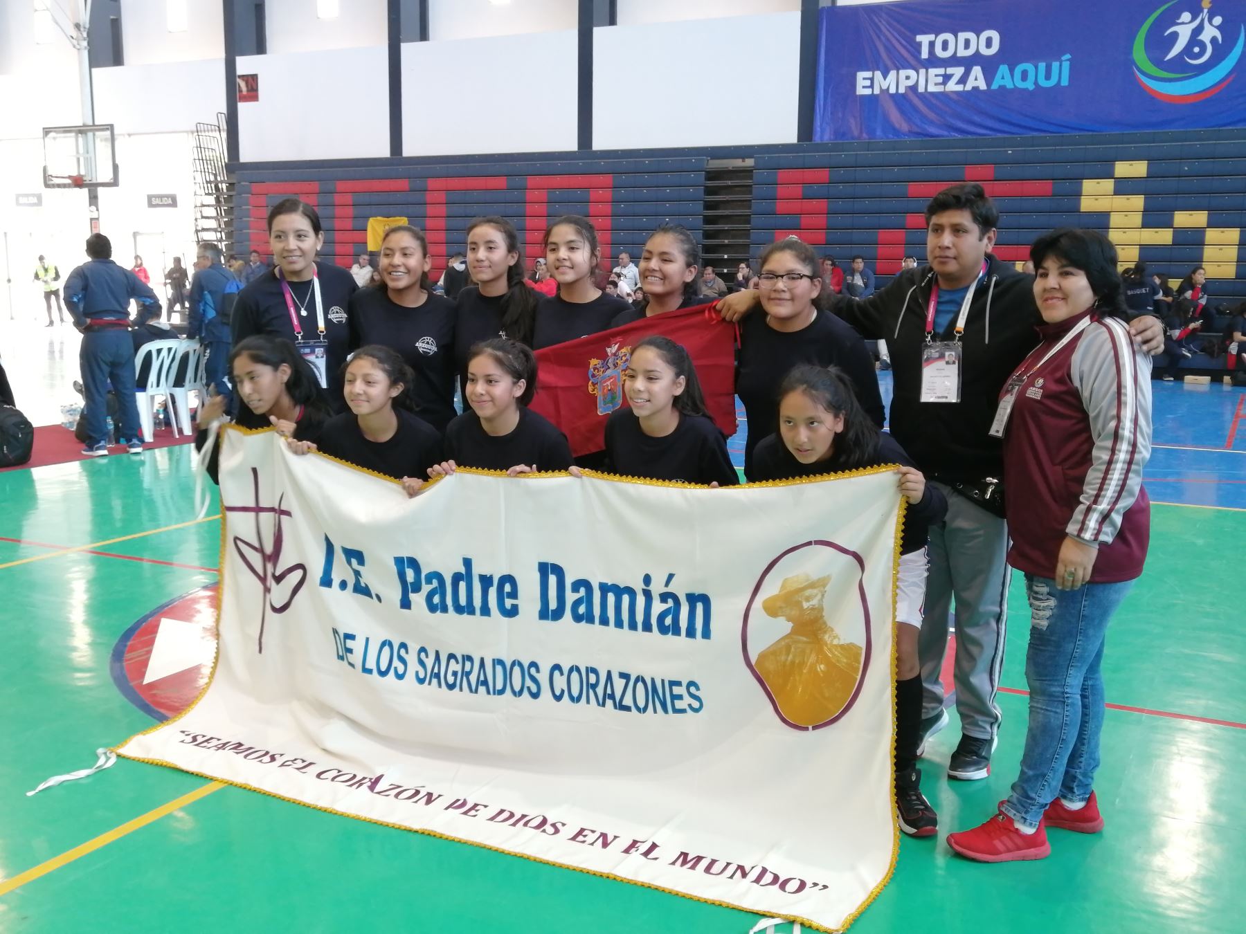 Equipo femenino de baloncesto del colegio Padre Damián de los Sagrados Corazones, de Arequipa, que disputará la final del torneo de baloncesto de los Juegos Deportivos Escolares 2019. Foto: Luis Zuta