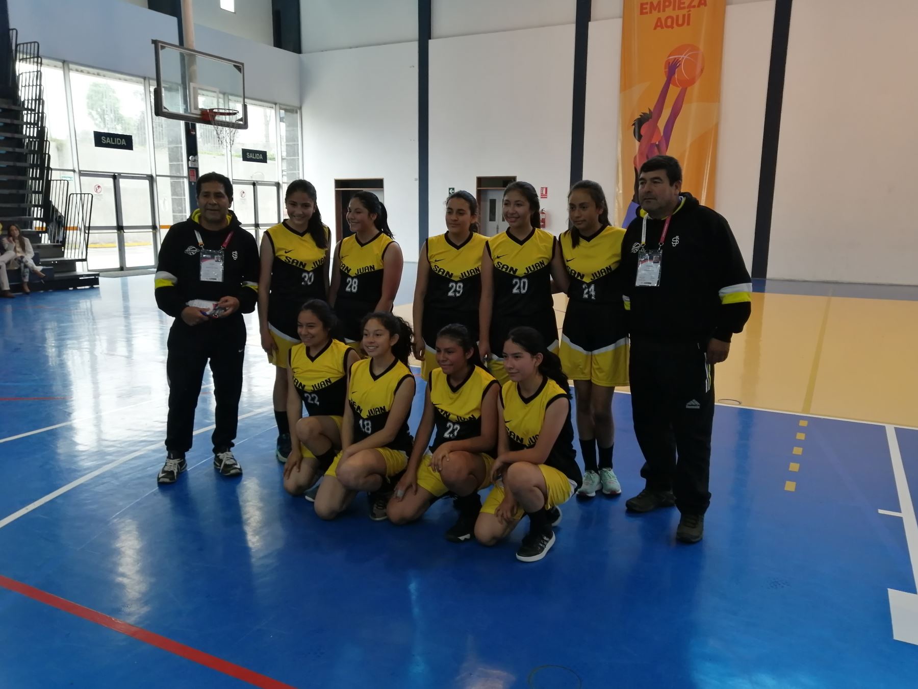Equipo femenino de baloncesto del colegio Peruano Chino Juan XXXIII, de Lima, que disputará la gran final del torneo de baloncesto, en la categoría B, de los Juegos Deportivos Escolares 2019. Foto: Luis Zuta