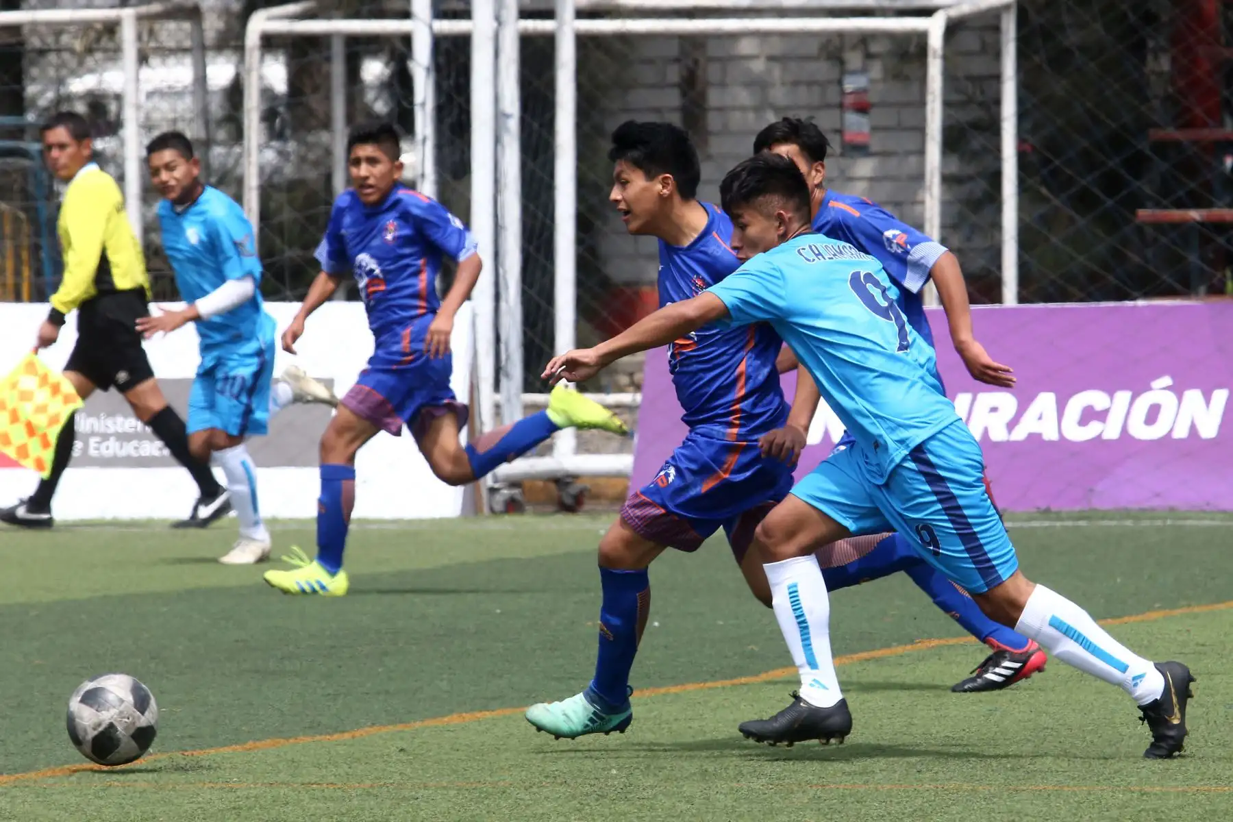 Omar Tocto Chasquero del  Colegio William Prescot de Cajamarca participa en categoría Futbol de Varones  en los Juegos Escolares 2019.  sede Campo de Marte. Foto: ANDINA/Vidal Tarqui