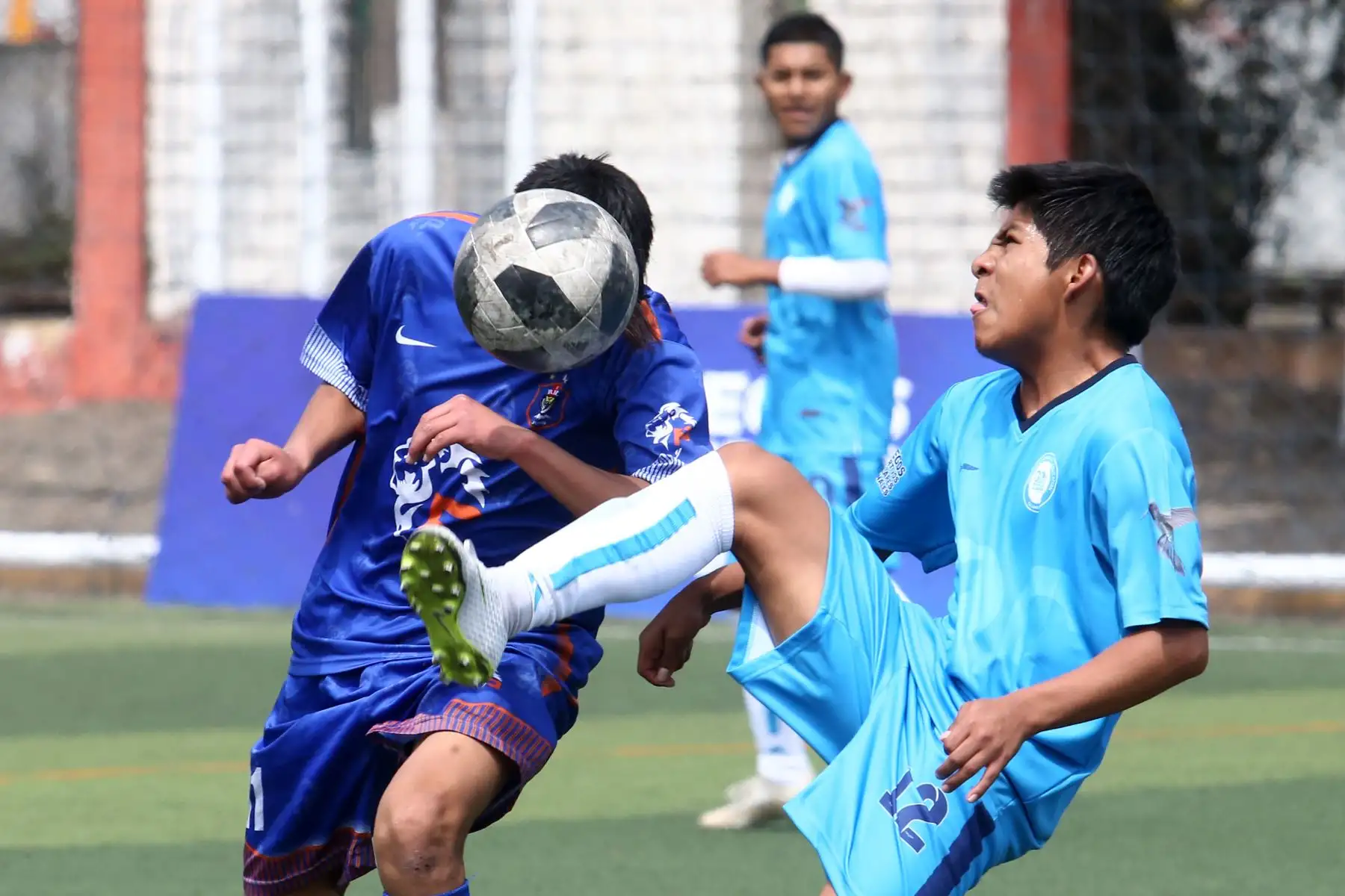 Juan Meza Salazar del Colegio de Praxis La Esperanza de Junin,  con el Cristhian Morante Gurrero del Colegio William Prescot de Cajamarca participa en categoría Futbol de Varones  en los Juegos Escolares 2019. sede Campo de Marte. Foto: ANDINA/Vidal Tarqui