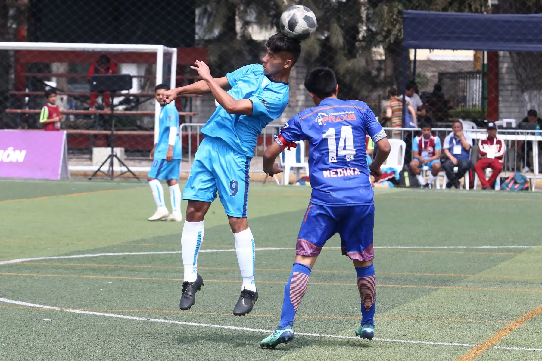 Piero Azcencio Mateo del Colegio de Praxis La Esperanza de Junin, Omar Tocto Chasquero del Colegio William Prescot de Cajamarca participa en categoría Futbol de Varones  en los Juegos Escolares 2019.  sede Campo de Marte. Foto: ANDINA/Vidal Tarqui