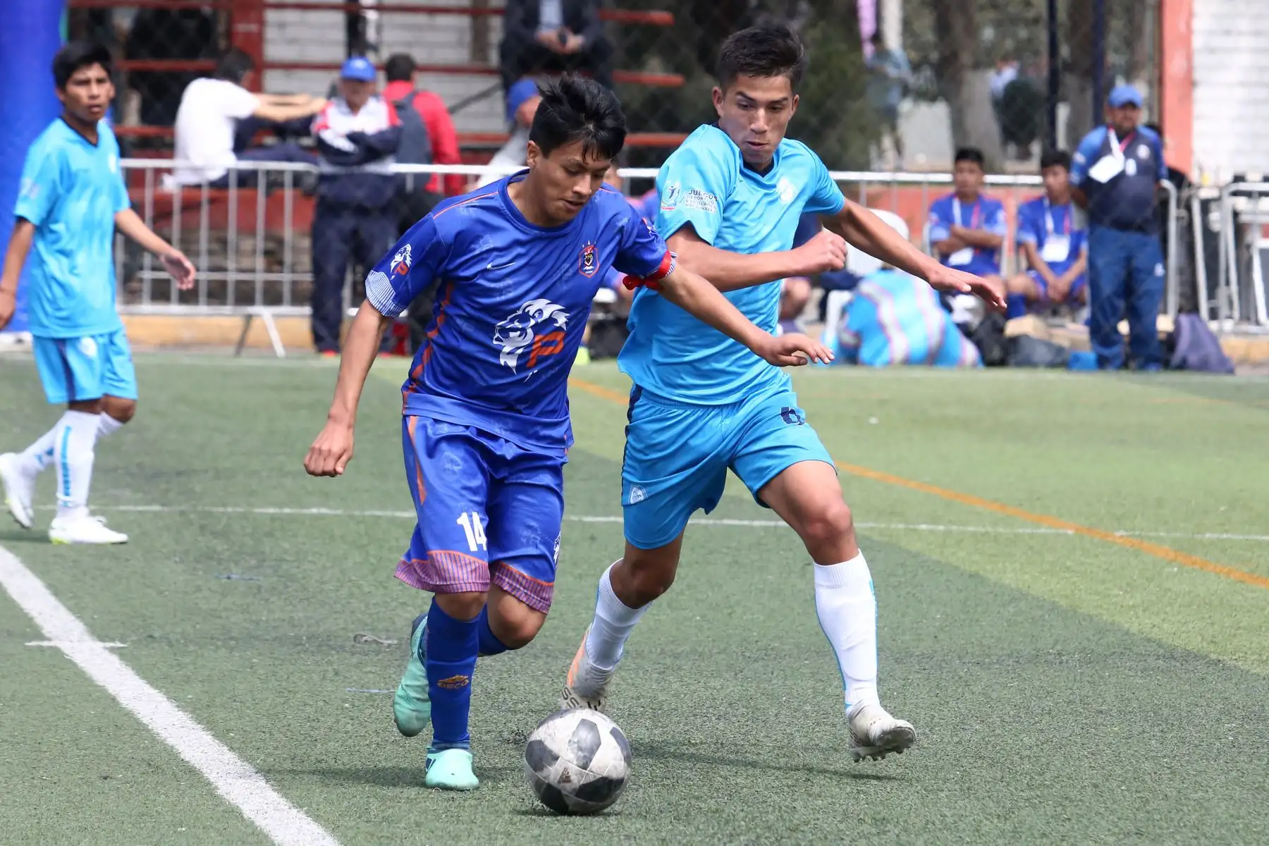 piero Azcencio Mateo del Colegio de Praxis La Esperanza de Junin,  con el Colegio William Prescot de Cajamarca participa en categoría Futbol de Varones  en los Juegos Escolares 2019.  sede Campo de Marte. Foto: ANDINA/Vidal Tarqui