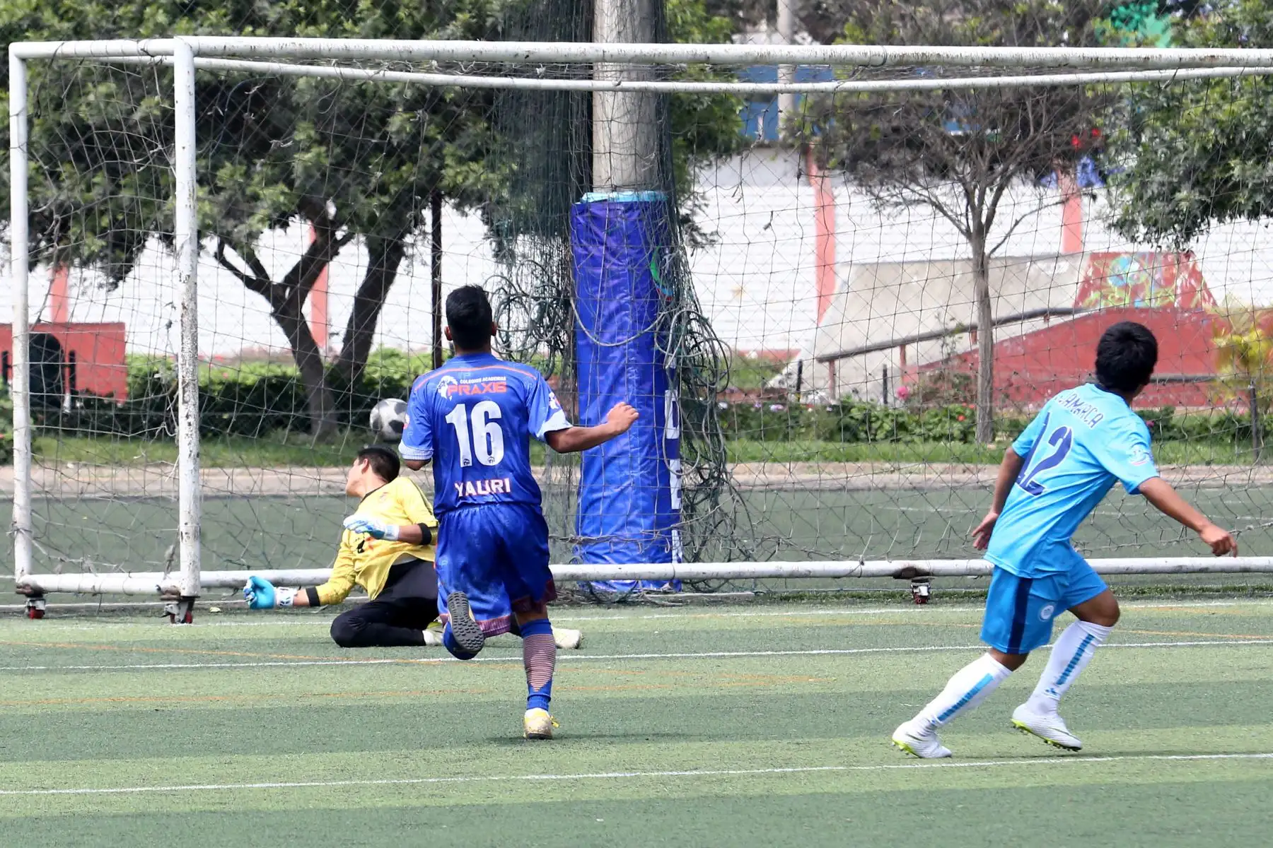 Jose Aimar Estrada Rodriguez, Cristhian Morante Guerrero del Colegio William Prescot de Cajamarca, Jesús Saez Chavez del colegio Praxis- La Esperanza de Junín  participa en categoría Futbol de Varones  en los Juegos Escolares 2019.  sede Campo de Marte. Foto: ANDINA/Vidal Tarqui