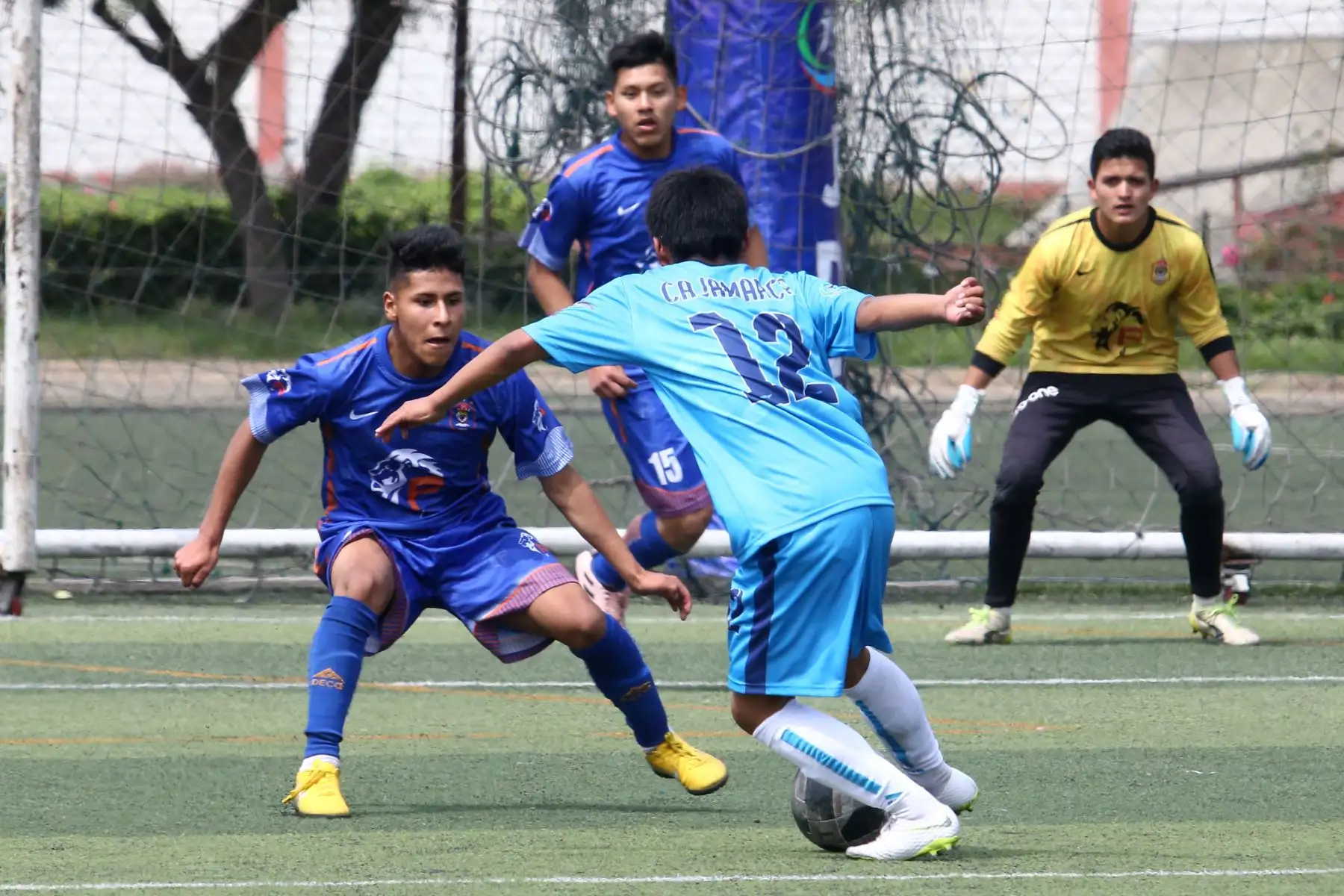 Cristhian Morante Gurrero del Colegio de William Prescot de Cajamarca participa en categoría Futbol de Varones  en los Juegos Escolares 2019.  sede Campo de marte. Foto: ANDINA/Vidal Tarqui