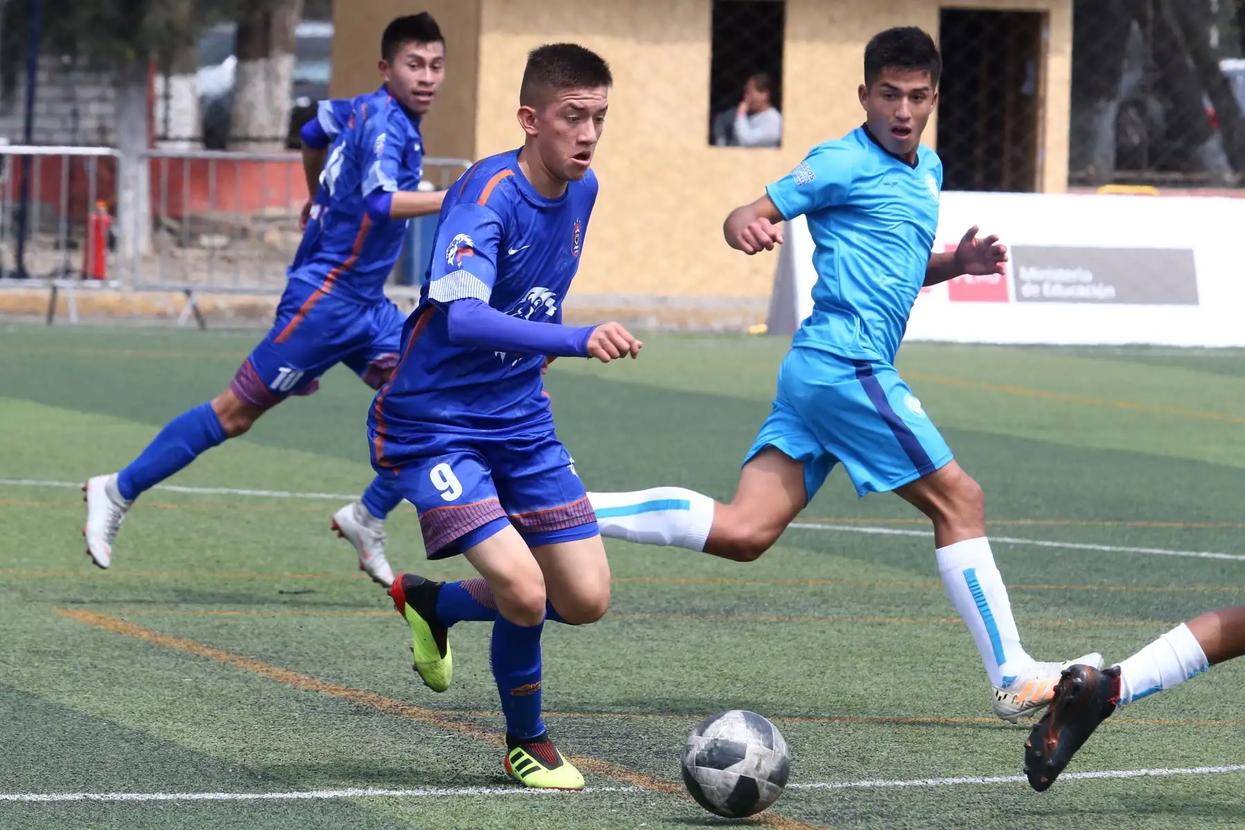 Jeferson Jian Pinillos Calderon del Colegio de Praxis La Esperanza de Junin,  con el Colegio William Prescot de Cajamarca participa en categoría Futbol de Varones  en los Juegos Escolares 2019.  sede Campo de Marte. Foto: ANDINA/Vidal Tarqui