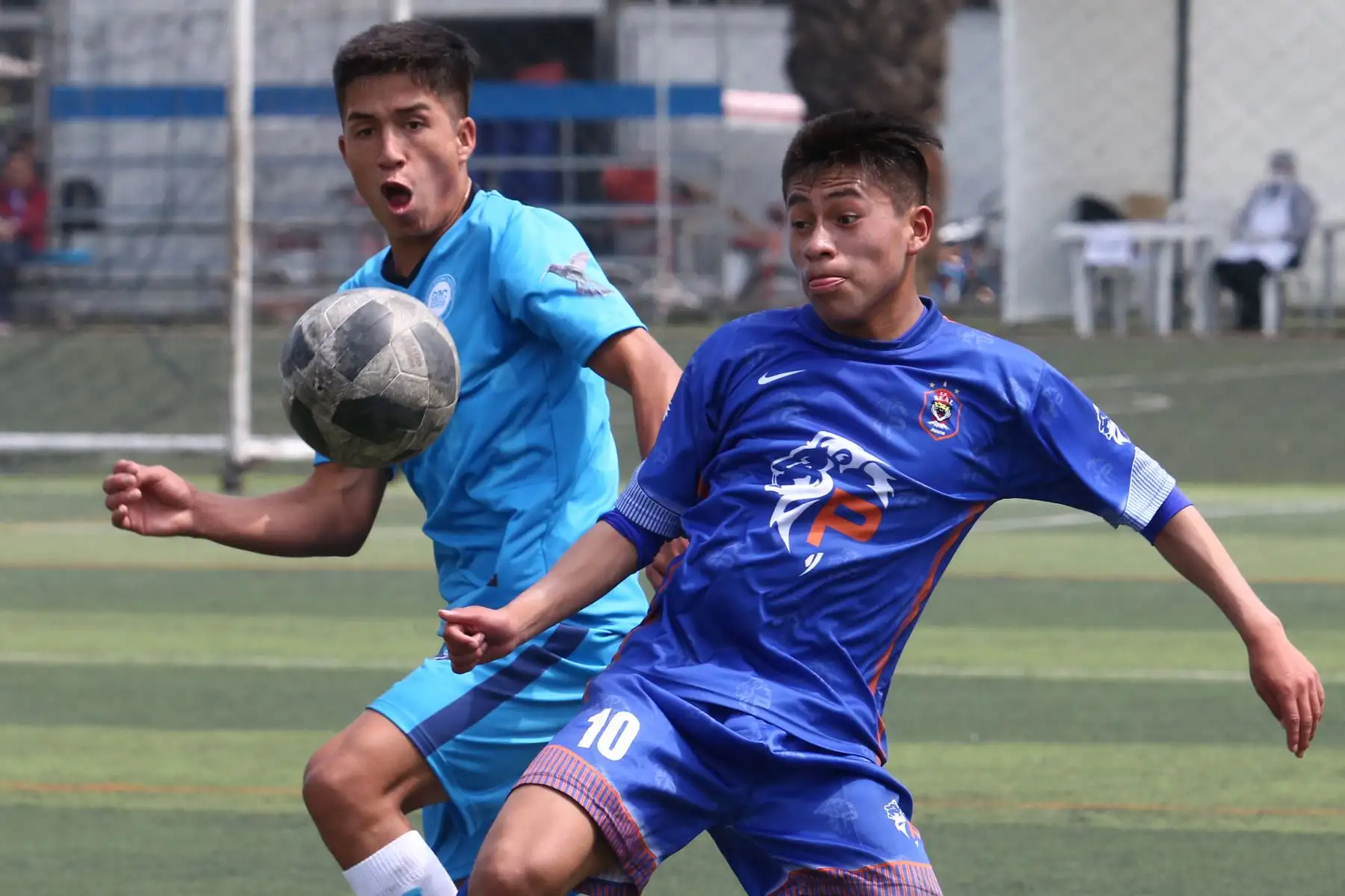 Giamarco Mendoza Paucar del Colegio de Praxis La Esperanza de Junin,  con el Colegio William Prescot de Cajamarca participa en categoría Futbol de Varones  en los Juegos Escolares 2019.  sede Campo de Marte. Foto: ANDINA/Vidal Tarqui