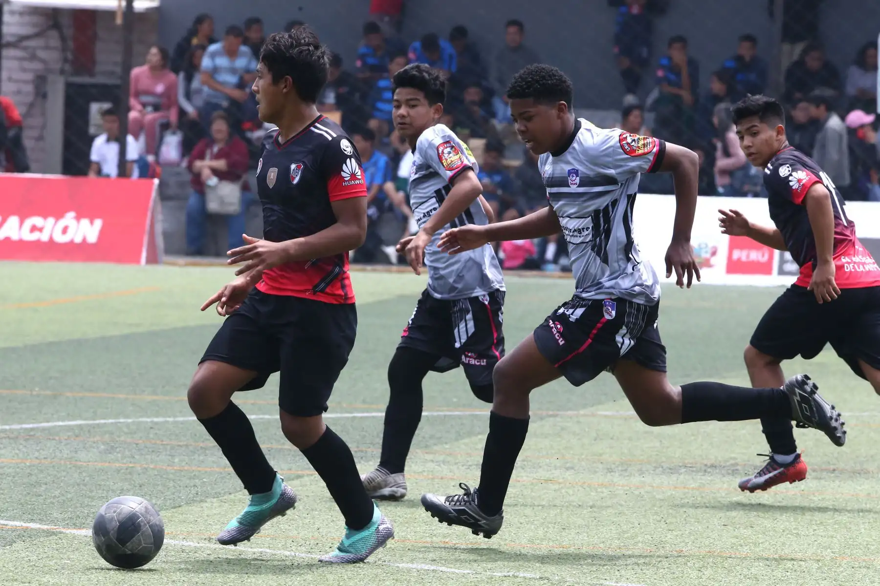 JohaoHerrera Llerena del Colegio Talent School, De Arequipa, Pedro Arias Suárez  del Colegio Ge UNI de Lima participa en categoría Futbol de Varones  en los Juegos Escolares 2019.  sede Campo de Marte. Foto: ANDINA/Vidal Tarqui