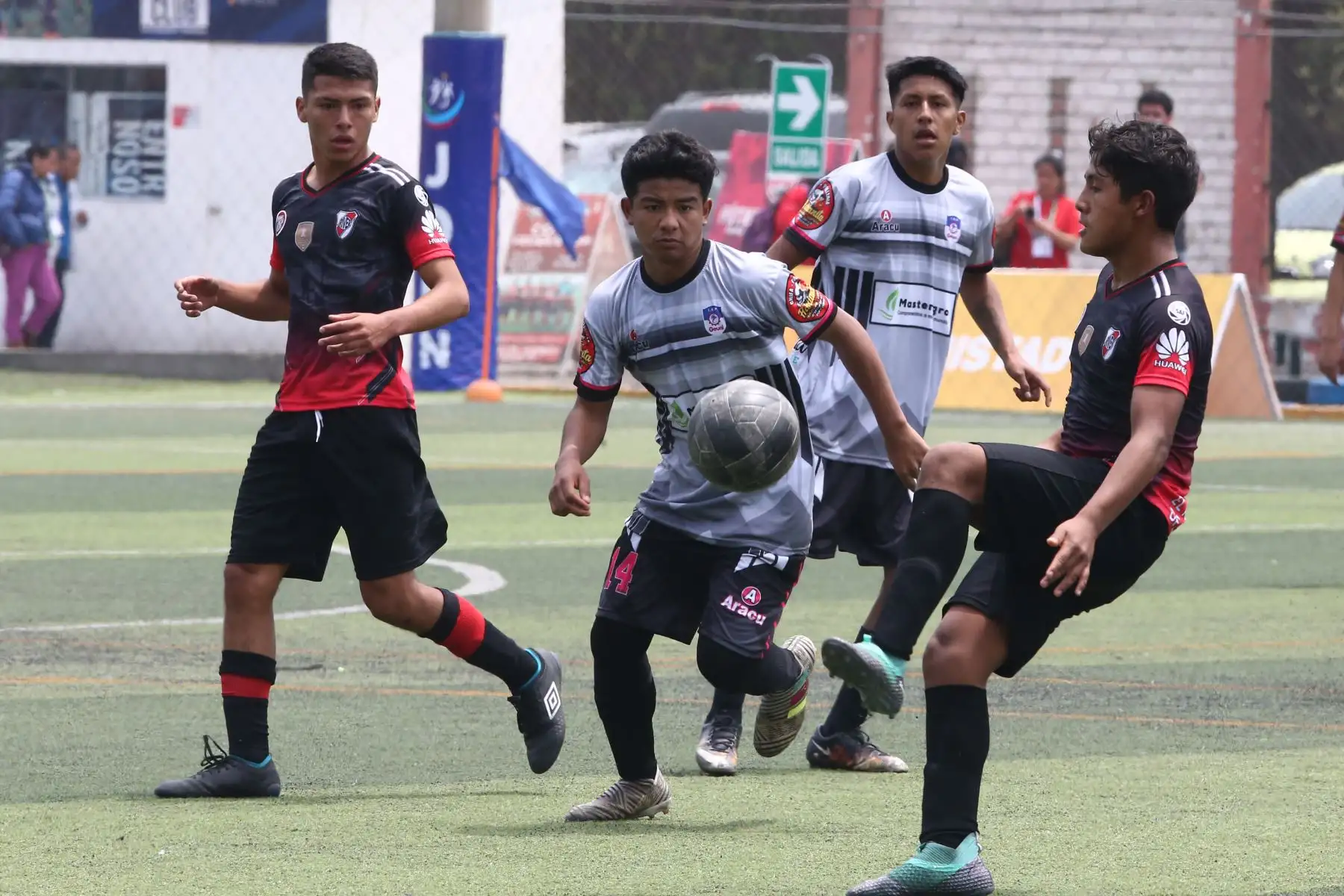 Michel Henrrique Mateo del Colegio Talent School, De Arequipa, carlos Cervantes Morales del Colegio Ge UNI de Lima participa en categoría Futbol de Varones  en los Juegos Escolares 2019.  sede Campo de Marte. Foto: ANDINA/Vidal Tarqui