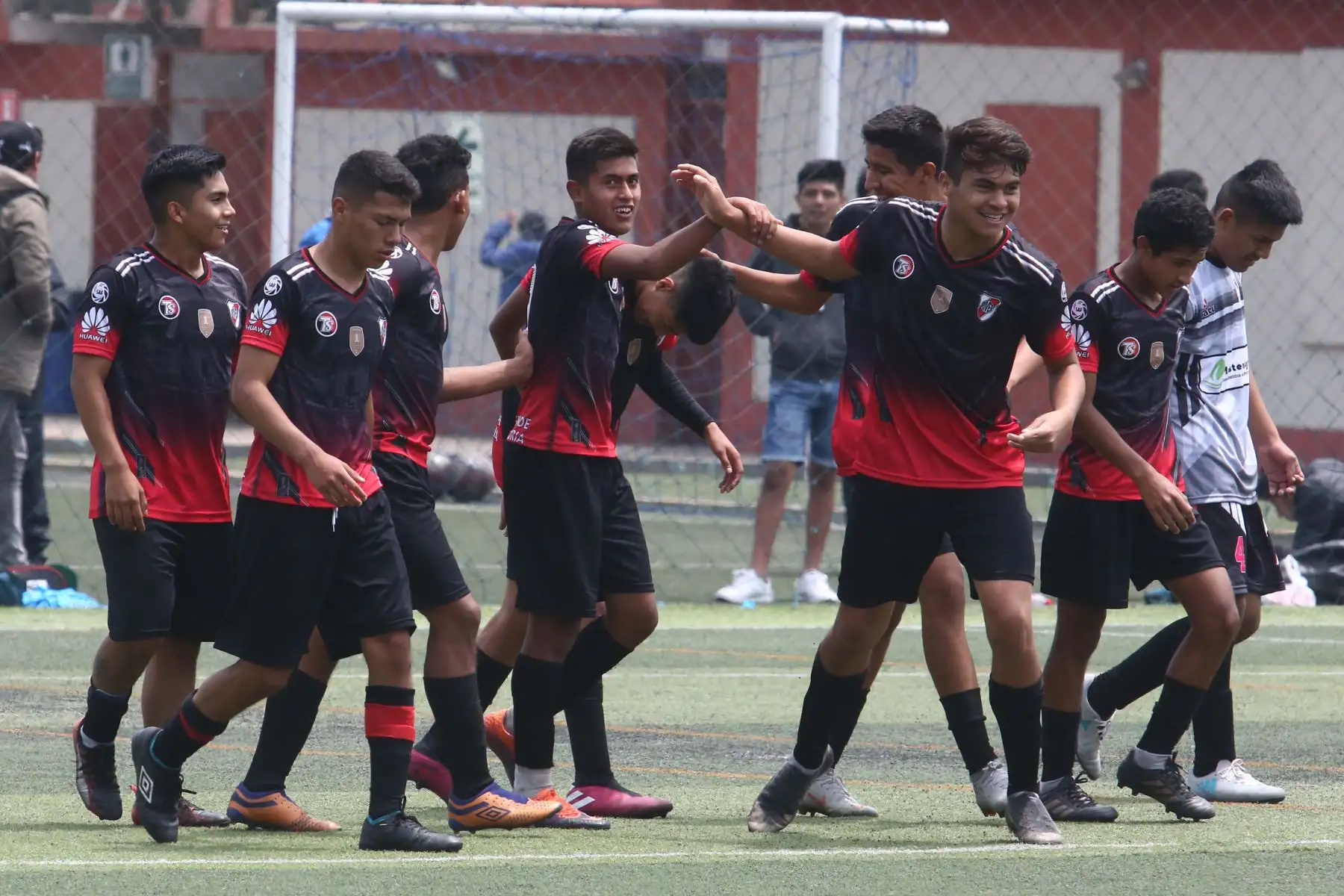 Equipo del Colegio Talent School, De Arequipa, participa en categoría Futbol de Varones  en los Juegos Escolares 2019.  sede Campo de Marte. Foto: ANDINA/Vidal Tarqui