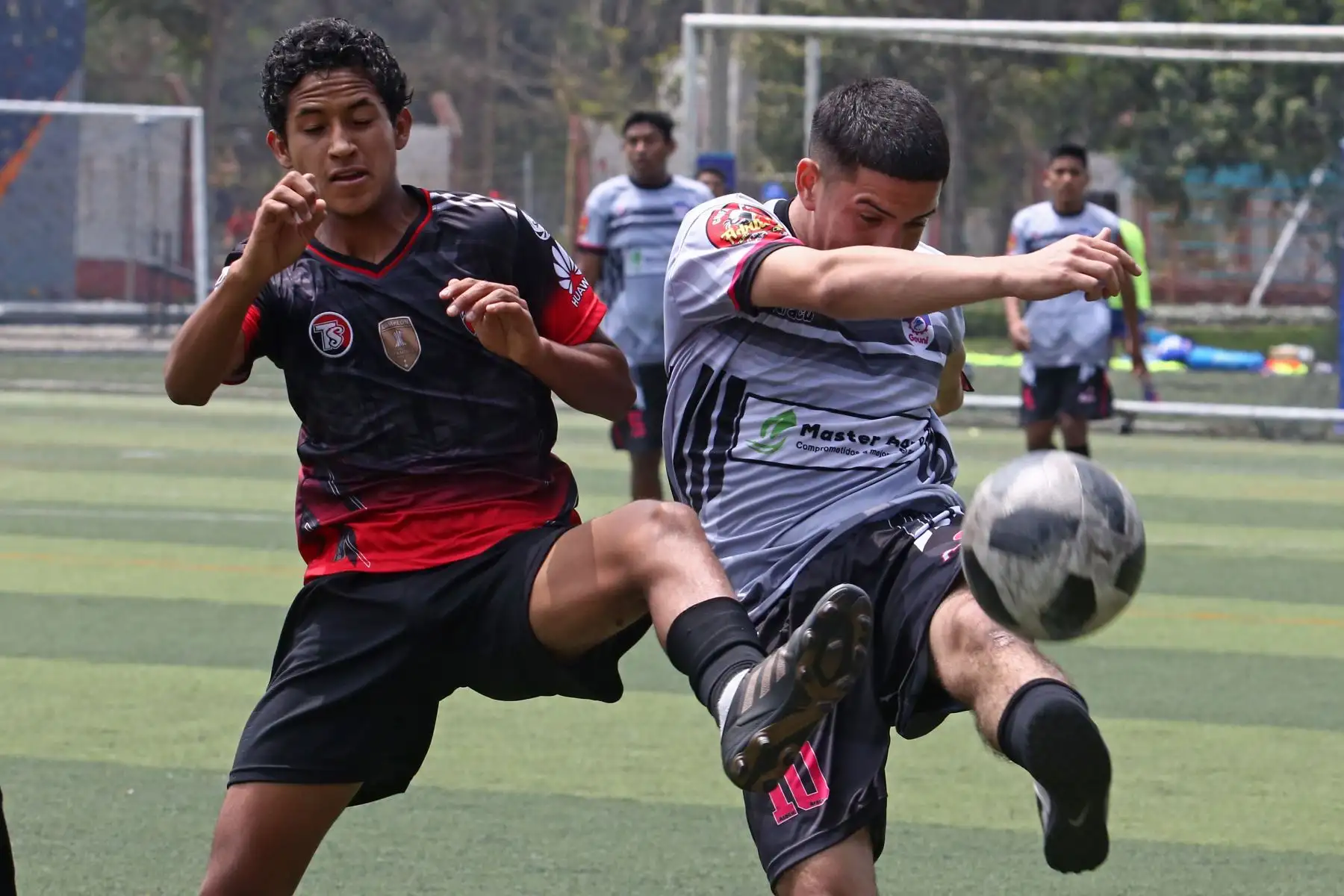 Franco Gaglairo Benavente del colegio Talent School, De Arequipa,  con el Colegio Ge UNI de Lima participa en categoría Futbol de Varones  en los Juegos Escolares 2019.  sede Campo de Marte. Foto: ANDINA/Vidal Tarqui