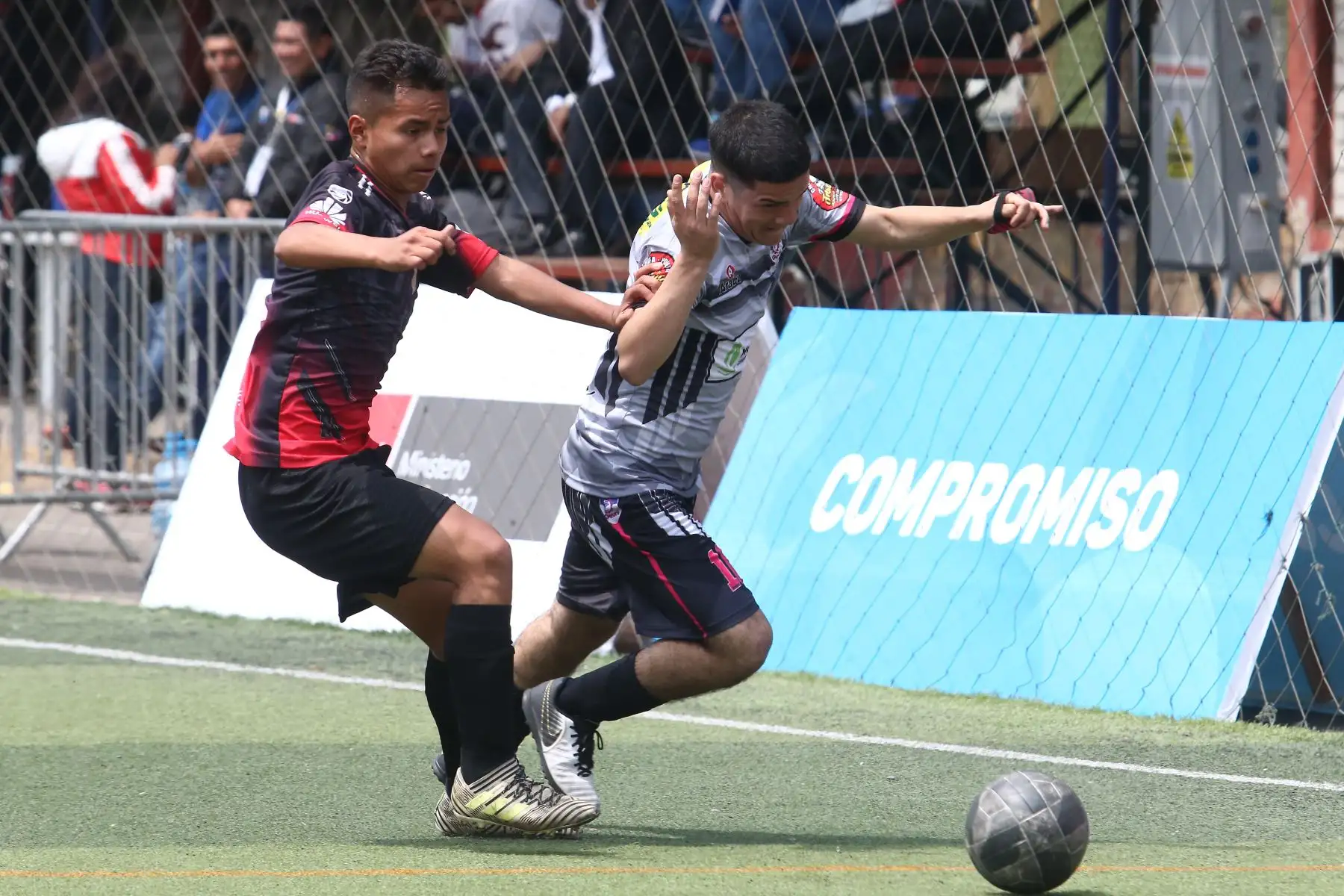 Franco Gaglairo Benavente del colegio Talent School, De Arequipa,  con el Colegio Ge UNI de Lima participa en categoría Futbol de Varones  en los Juegos Escolares 2019.  sede Campo de Marte. Foto: ANDINA/Vidal Tarqui