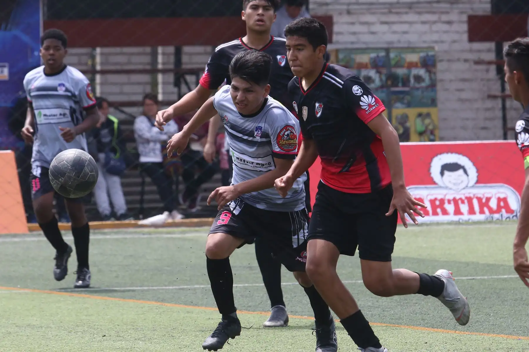 Alvaro Centeno Tintayo del Colegio Talent School, De Arequipa,  con el Colegio Ge UNI de Lima participa en categoría Futbol de Varones  en los Juegos Escolares 2019.  sede Campo de Marte. Foto: ANDINA/Vidal Tarqui