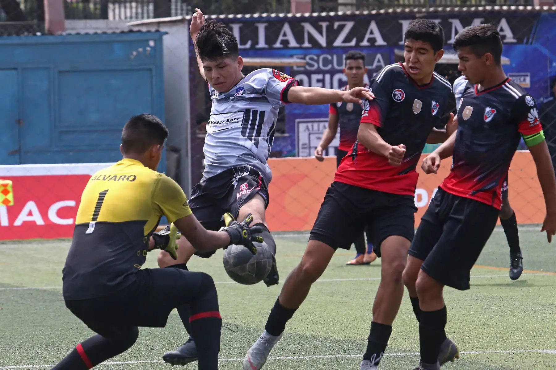 Alvaro Reynoso Centeno del Colegio Talent School, De Arequipa, Michel Henrrique Mateo del Colegio Ge UNI de Lima participa en categoría Futbol de Varones  en los Juegos Escolares 2019.  sede Campo de Marte. Foto: ANDINA/Vidal Tarqui