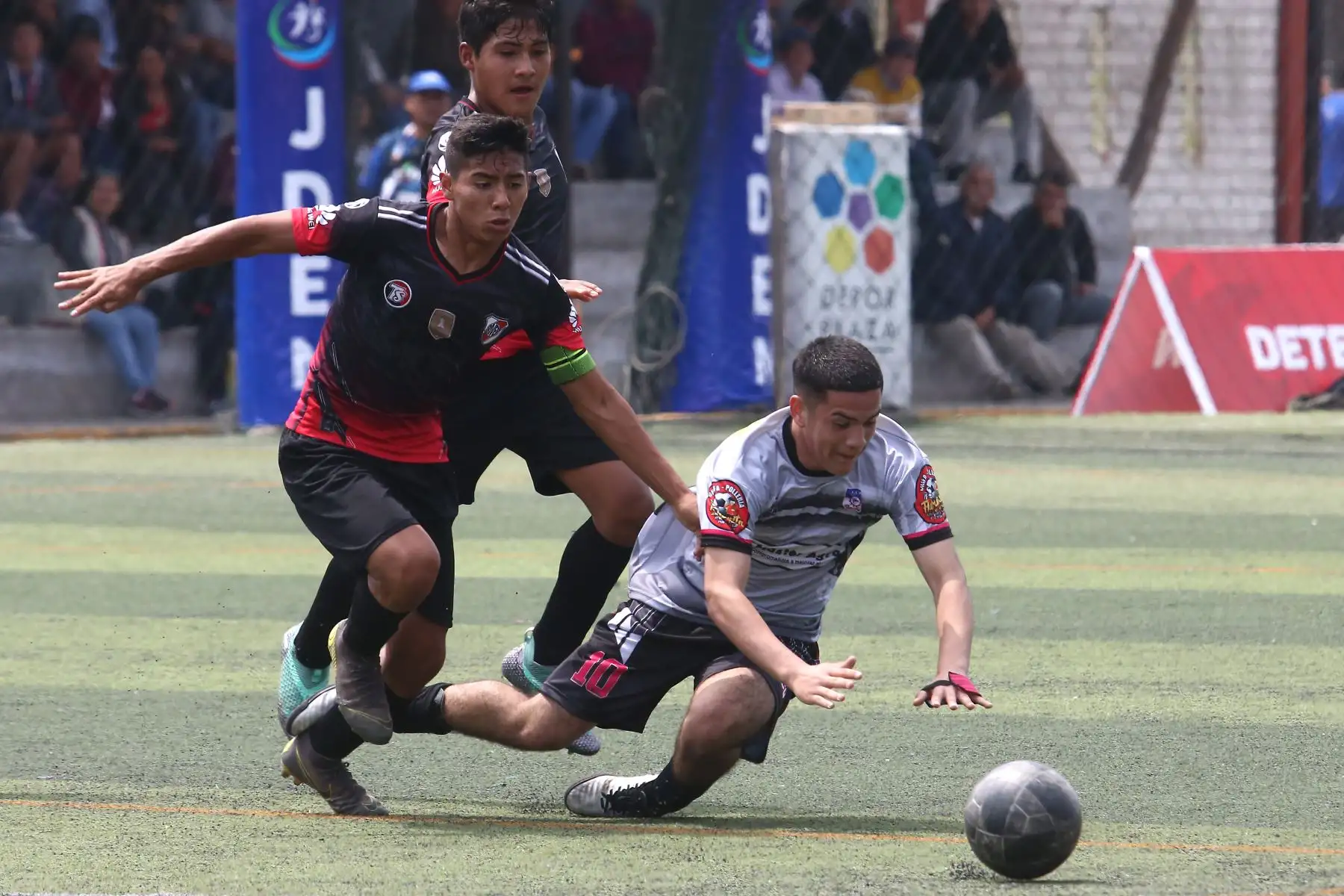 Franco Gaglairo Benavente del Colegio Talent School, De Arequipa,  con el Colegio Ge UNI de Lima participa en categoría Futbol de Varones  en los Juegos Escolares 2019.  sede Campo de Marte. Foto: ANDINA/Vidal Tarqui