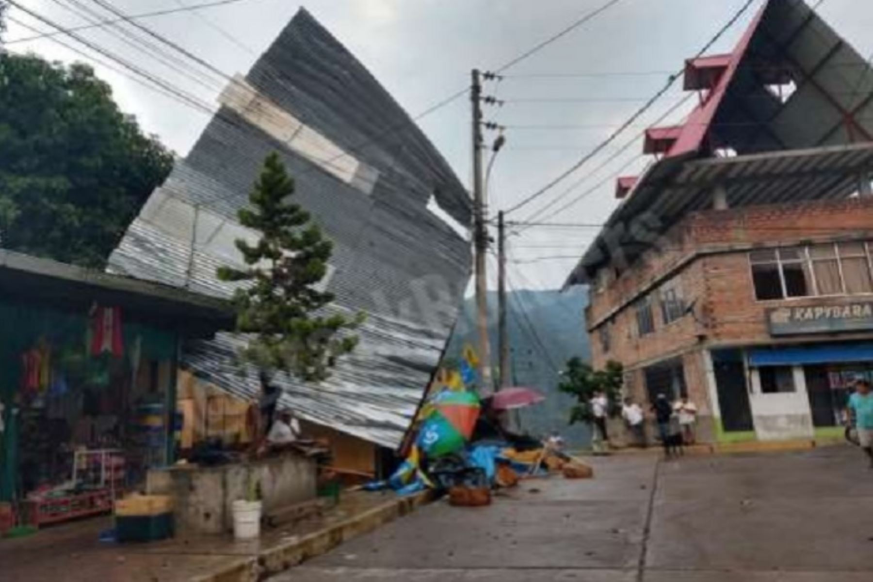 Esta tarde se registraron vientos fuertes acompañados de lluvias y granizadas en los distritos de Chanchamayo y San Ramón, de la provincia de Chanchamayo, región Junín, que ocasionaron voladura de techos de calamina y dejaron un herido, precisó el Instituto Nacional de Defensa Civil (Indeci).