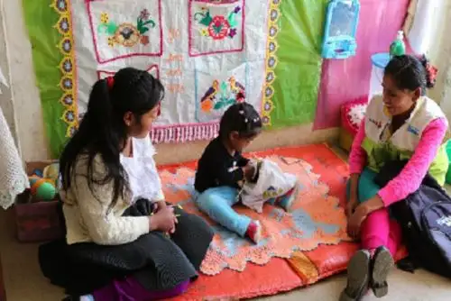 Cada semana en las zonas rurales del país 11,142 facilitadoras y facilitadores voluntarios del Programa Nacional Cuna Más del Ministerio de Desarrollo e Inclusión Social (Midis), visitan los hogares de 110,000 familias para orientarlas en el buen cuidado de sus hijos y asegurar con ello un óptimo desarrollo infantil temprano.