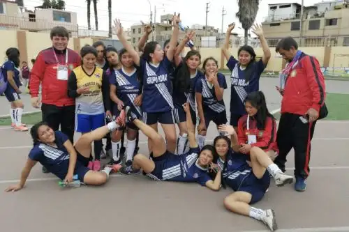 Equipo del colegio Leoncio Prado de Apurímac llegó a la final de la mano de su entrenador Ronald Truyenque. ANDINA/Difusión