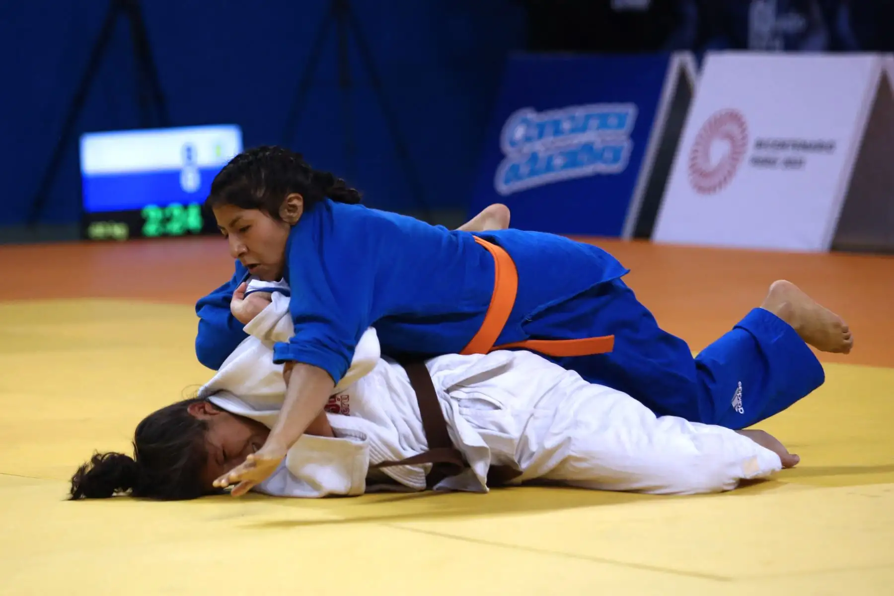 Gilary Flores Montalvo del Colegio de Arequipa disputa la pelea de Judo con Shirley Martinez Enriquez del Colegio de Ayacucho por  los Juegos Deportivos Escolares Nacionales en Coliseo Manuel Bonilla de Miraflores. Foto: ANDINA/Vidal Tarqui