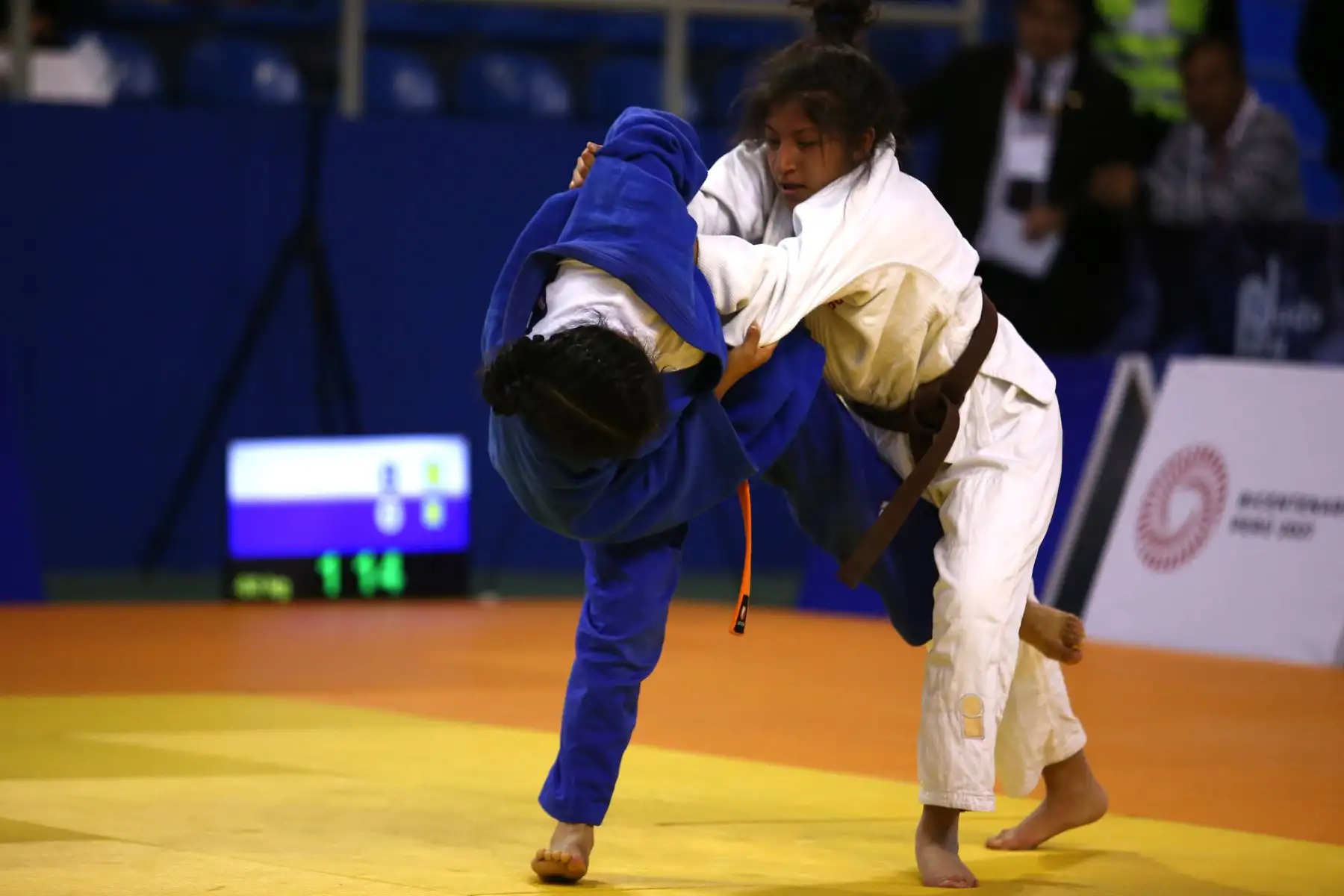 Gilary Flores Montalvo del Colegio de Arequipa disputa la pelea de Judo con Shirley Martinez Enriquez del Colegio de Ayacucho por  los Juegos Deportivos Escolares Nacionales en Coliseo Manuel Bonilla de Miraflores. Foto: ANDINA/Vidal Tarqui