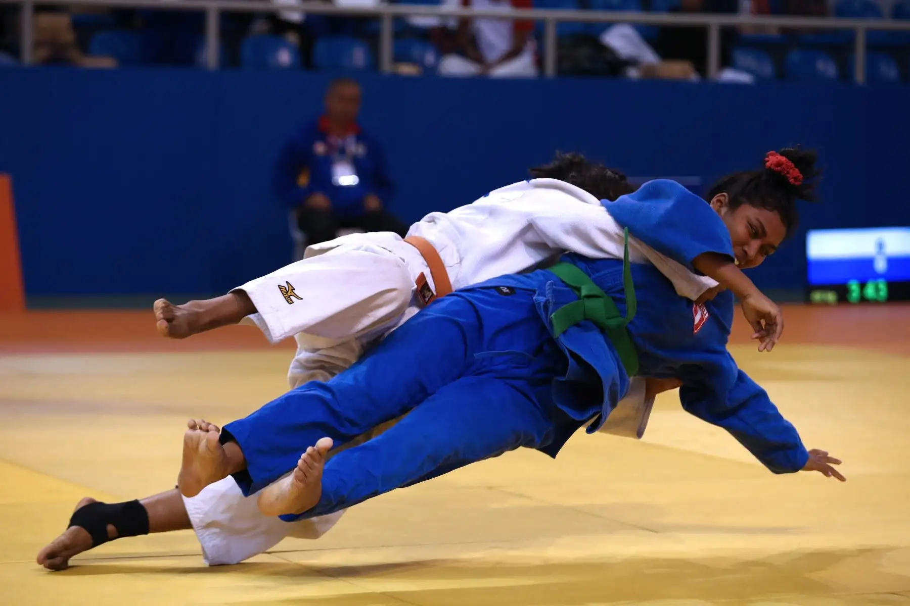Gilary Flores Montalvo del Colegio de Arequipa disputa la pelea de Judo con Shirley Martinez Enriquez del Colegio de Ayacucho por  los Juegos Deportivos Escolares Nacionales en Coliseo Manuel Bonilla de Miraflores. Foto: ANDINA/Vidal Tarqui