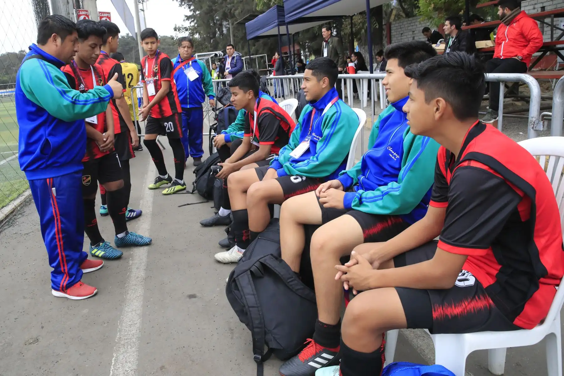 Entrenador del colegio Champagnat de La Libertad en charla técnica con sus pupilos durante el encuentro con el colegio Ofelia Velasquez de San Martin en el marco de los Juegos Deportivos Escolares Nacionales sede Campo de Marte.

Foto: ANDINA/ Juan Carlos Guzmán Negrini