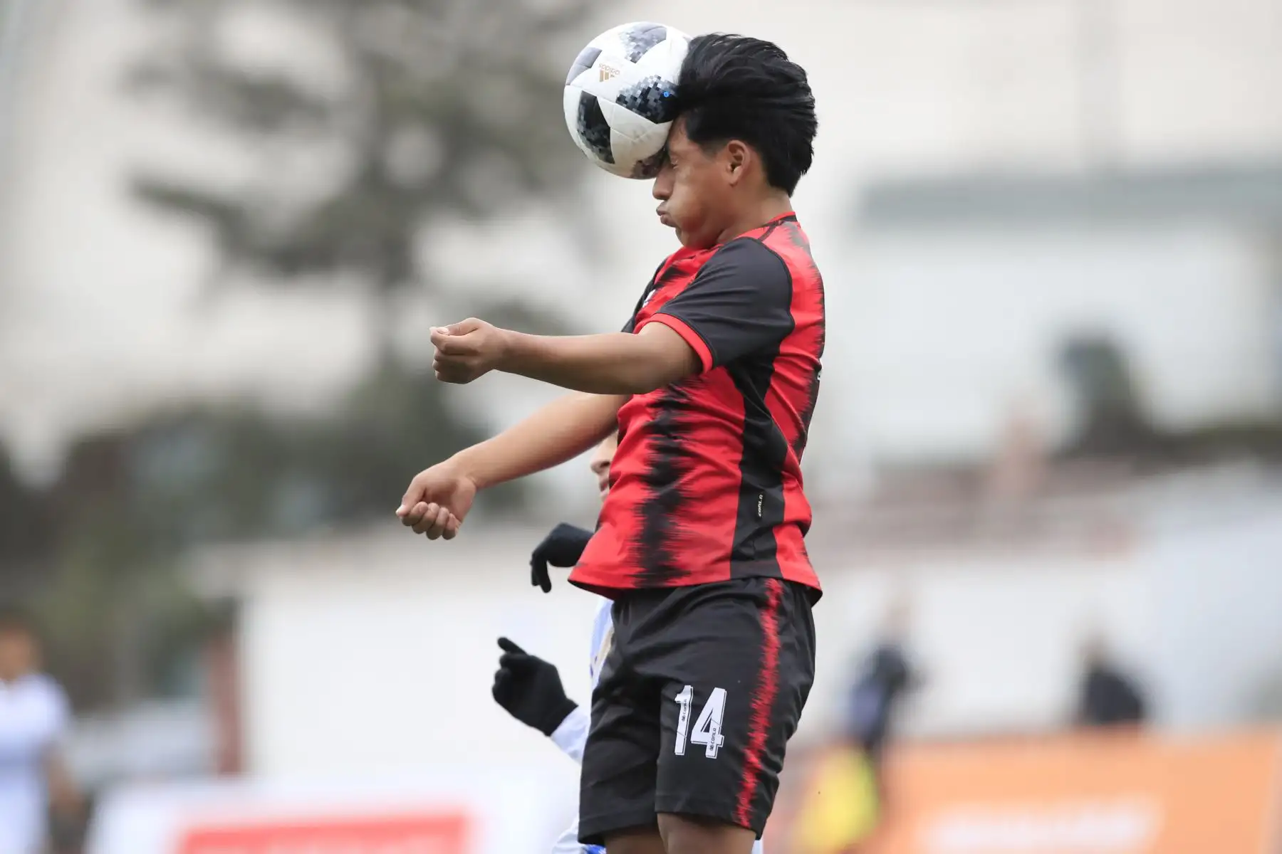 Jhair Castro del Colegio Champagnat de La Libertad  rechaza el balón durante el partido final contra el colegio Ofelia Velásquez de San Martin en el marco de los Juegos Deportivos Escolares Nacionales sede Campo de Marte.

Foto: ANDINA/ Juan Carlos Guzmán Negrini