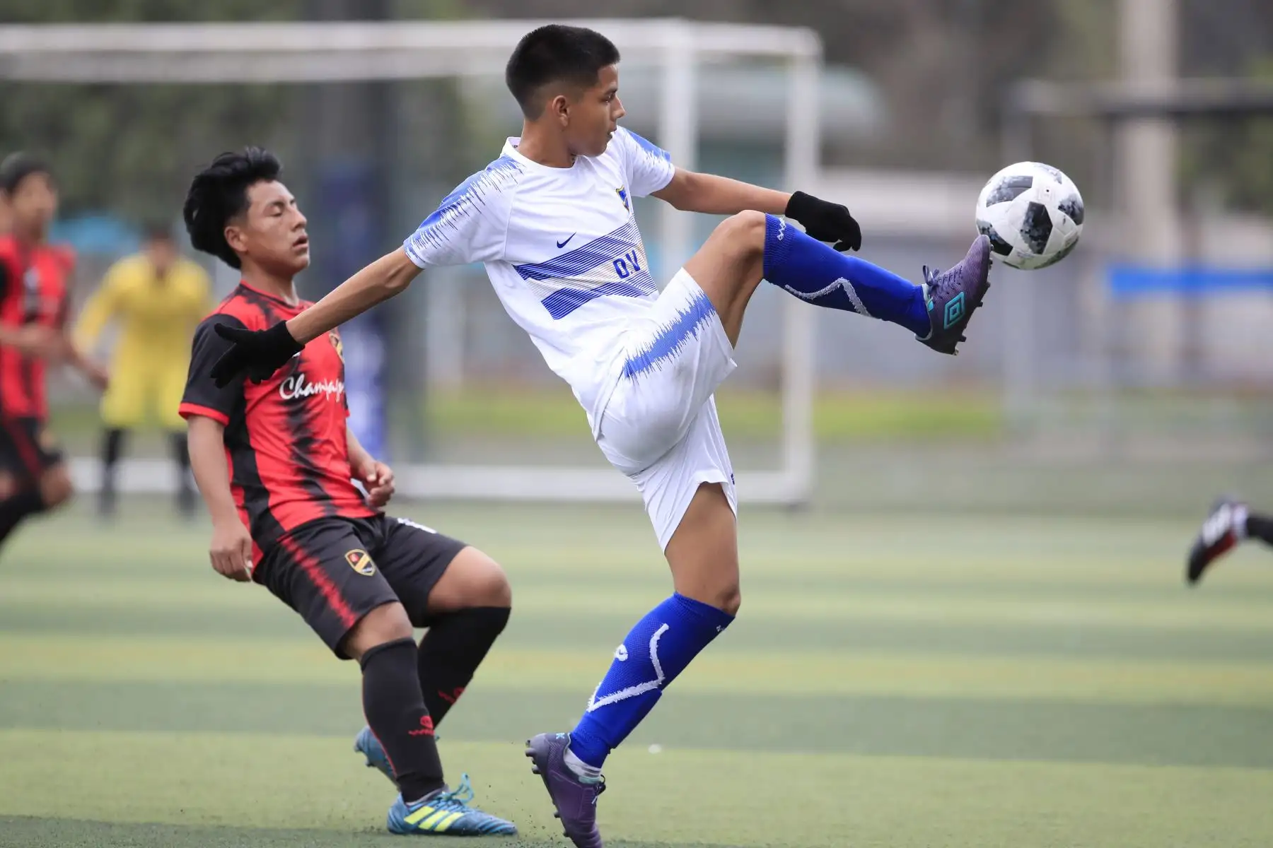 Claudio Arce del colegio Ofelia Velásquez de San Martin rechaza el balón durante el partido final contra el colegio Champagnat de La Libertad en el marco de los Juegos Deportivos Escolares Nacionales sede Campo de Marte.

Foto: ANDINA/ Juan Carlos Guzmán Negrini