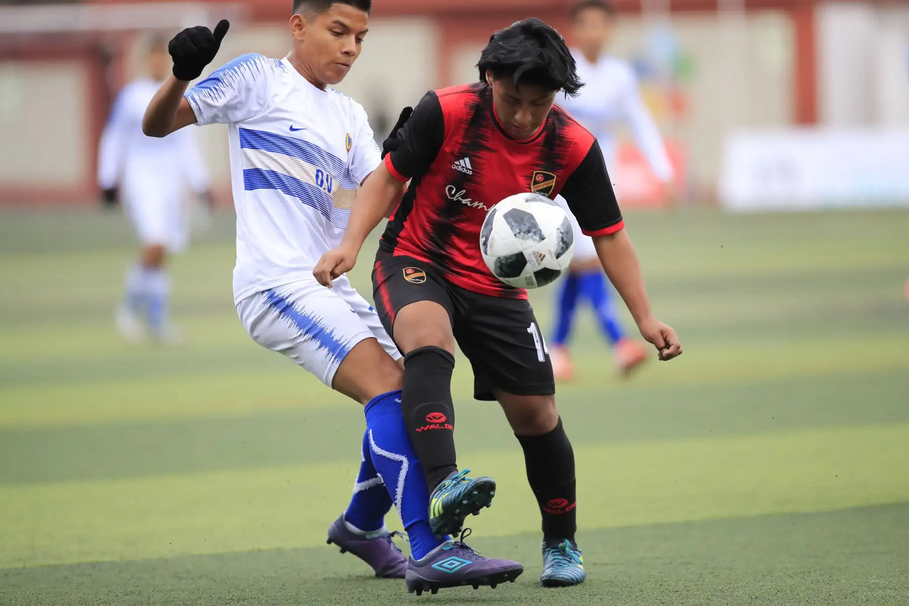 Jhair Castro del colegio Champagnat de La Libertad domina el balón durante el partido final contra el colegio Ofelia Velásquez de San Martin en el marco de los Juegos Deportivos Escolares Nacionalesa sede Campo de Marte.

Foto: ANDINA/ Juan Carlos Guzmán Negrini