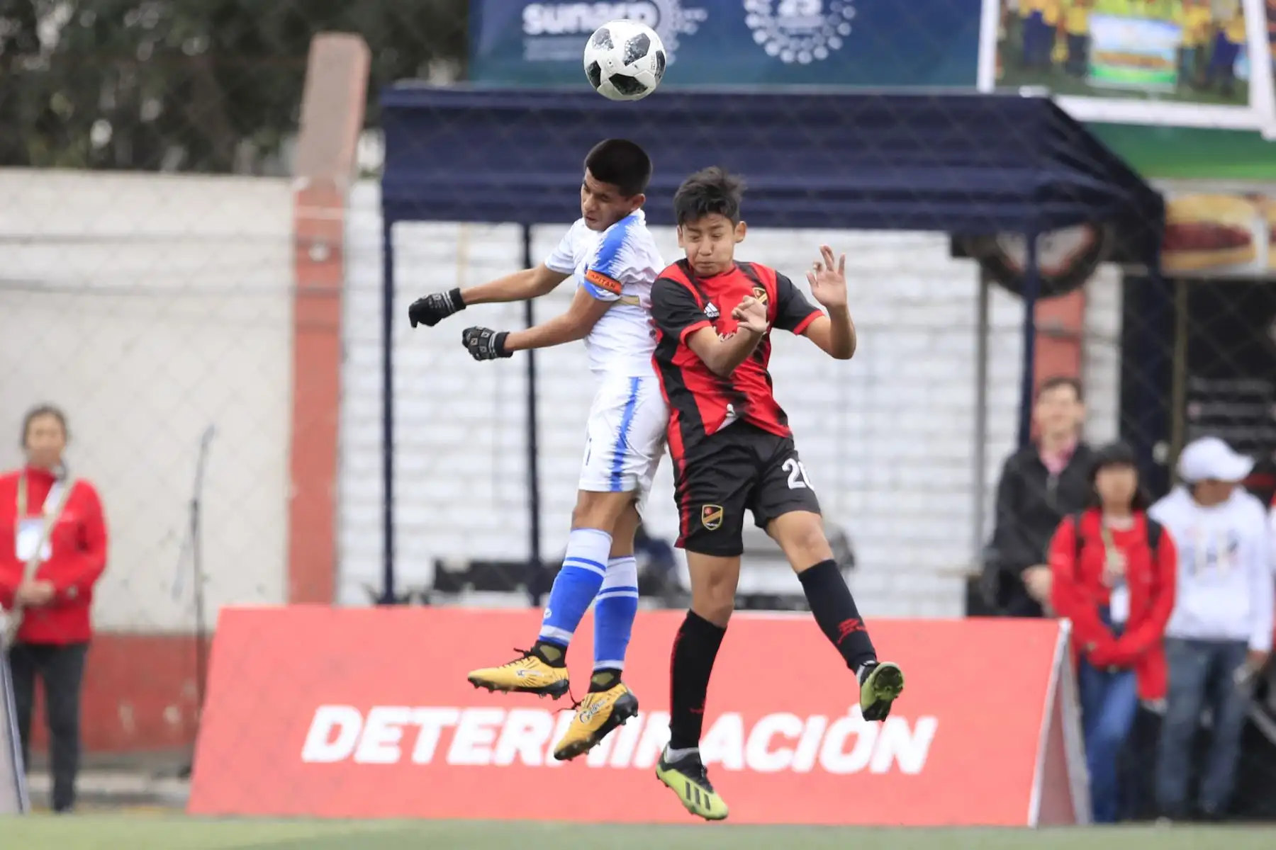 Cherry Sangama del colegio Ofelia Velásquez de San Martin disputa el balón con Rodrigo Pozo durante el partido final contra el colegio Champagnat de La Libertad en el marco de los Juegos Deportivos Escolares Nacionales sede Campo de Marte.

Foto: ANDINA/ Juan Carlos Guzmán Negrini