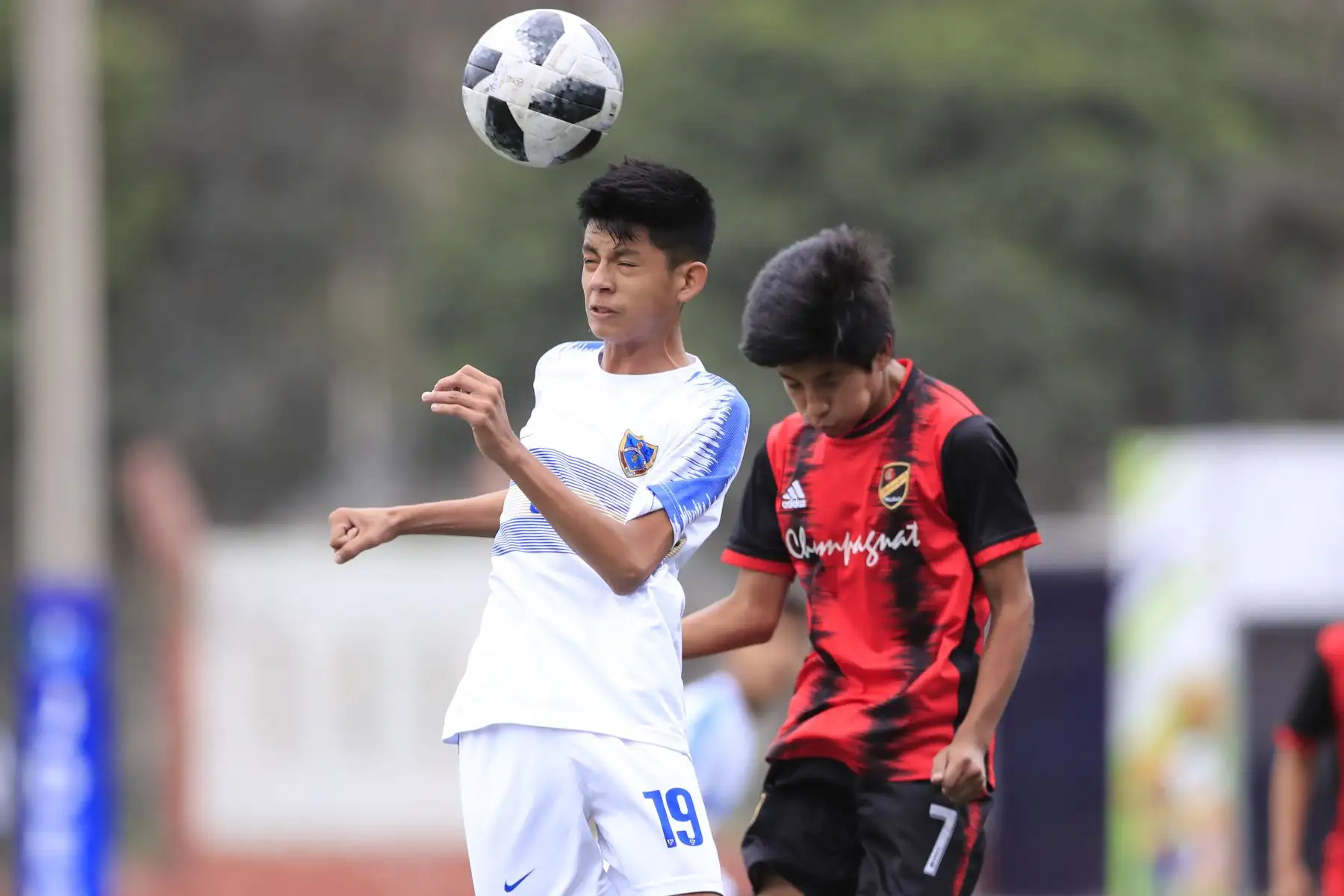 Aldhair Domínguez del Colegio Ofelia Velásquez de San Martin disputa el balón con Juan Guevara del colegio Champagnat de La Libertad durante el partido final en el marco de los Juegos Deportivos Escolares Nacionales sede Campo de Marte.

Foto: ANDINA/ Juan Carlos Guzmán Negrini