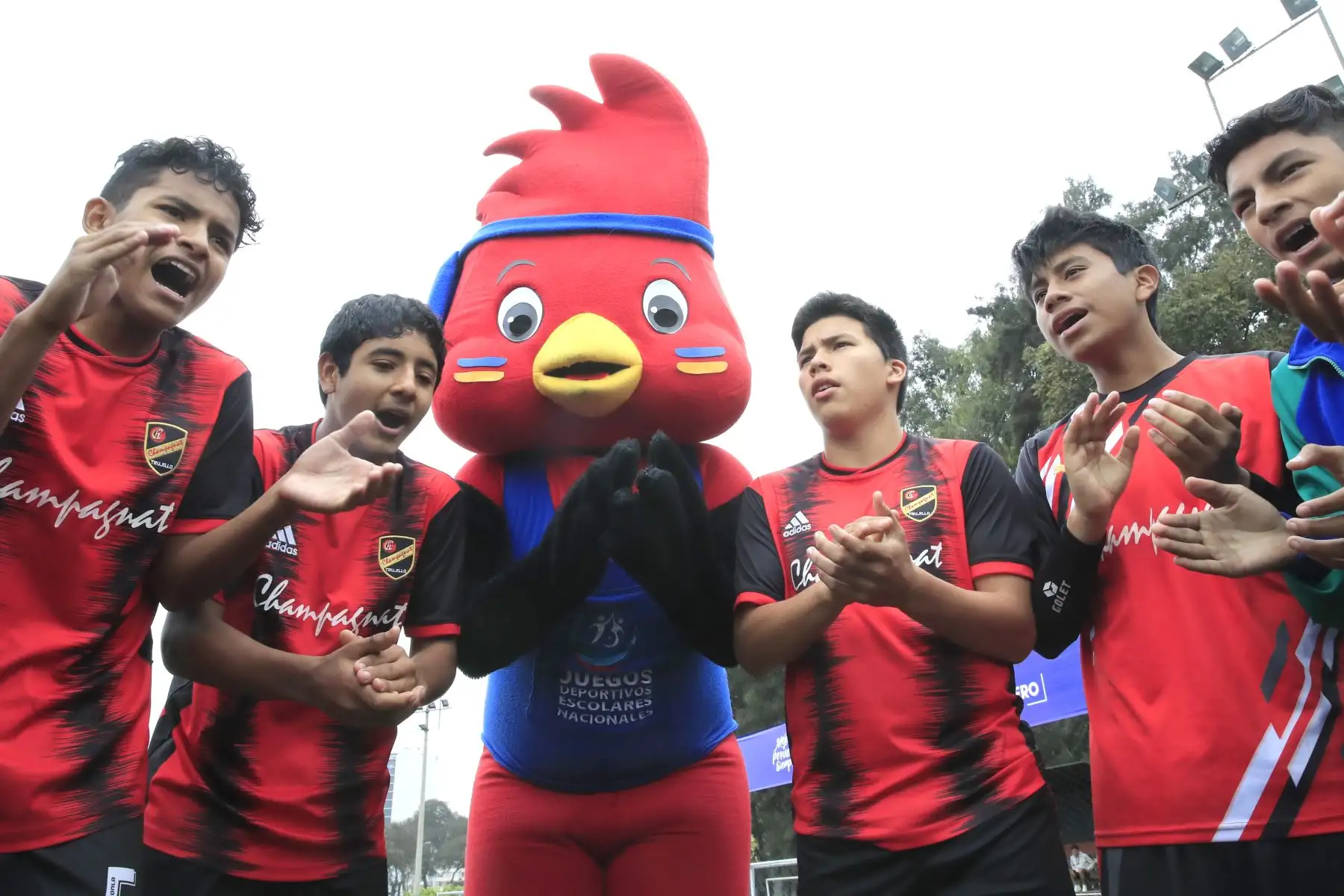 Celebraciones del colegio Champagnat de La Libertad luego de ganar el partido final al colegio Ofelia Velásquez de San Martín en el marco de los Juegos Deportivos Escolares Nacionales sede Campo de Marte.

Foto: ANDINA/ Juan Carlos Guzmán Negrini