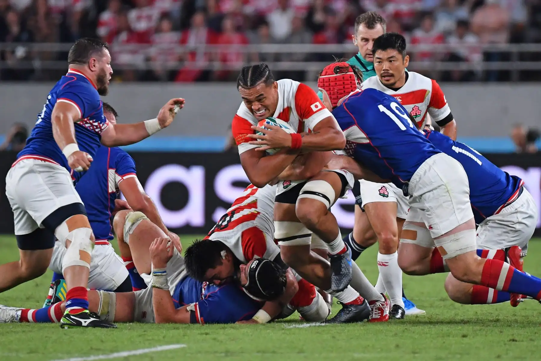 Hendrik Tui de Japón lleva el balón durante el partido de la Copa Mundial de Rugby  entre Japón y Rusia en el Estadio de Tokio. Foto: AFP