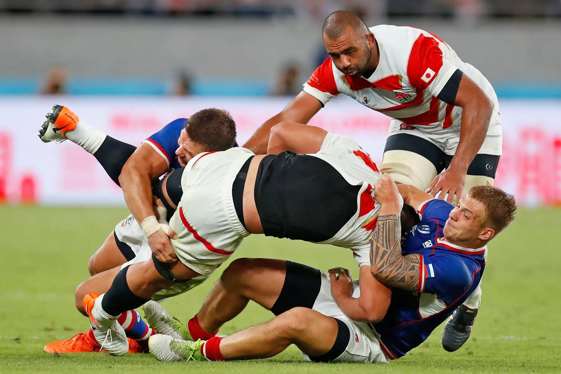 Un jugador de Japón es abordado durante el partido de la Copa Mundial de Rugby entre Japón y Rusia en el Estadio de Tokio. Foto: AFP