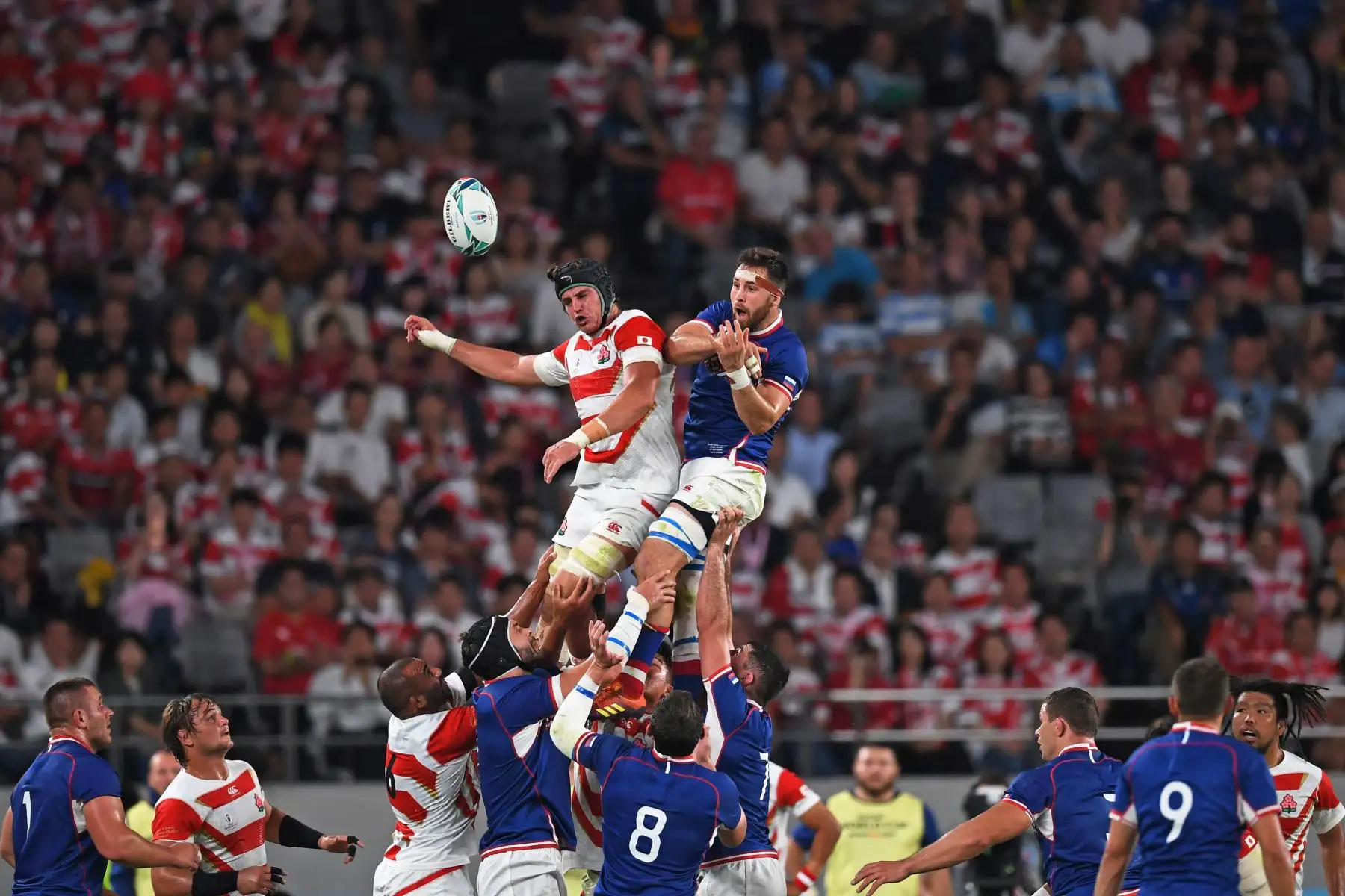 James Moore de Japón  y el flanco de Rusia, Vitaly Zhivatov, saltan por la pelota en línea durante el partido de la Copa Mundial de Rugby entre Japón y Rusia en el Estadio de Tokio. Foto: AFP