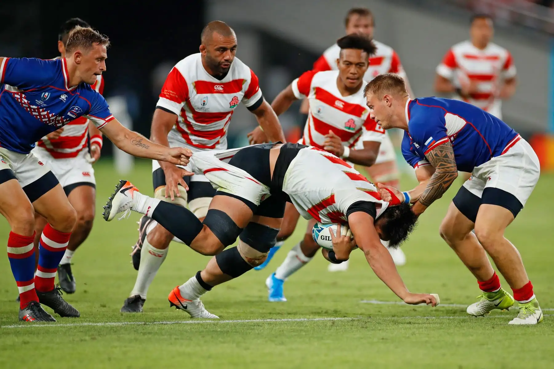 El número 8 de Japón, Kazuki Himeno, es abordado durante el partido de la Copa Mundial de Rugby entre Japón y Rusia en Tokio. Foto: AFP