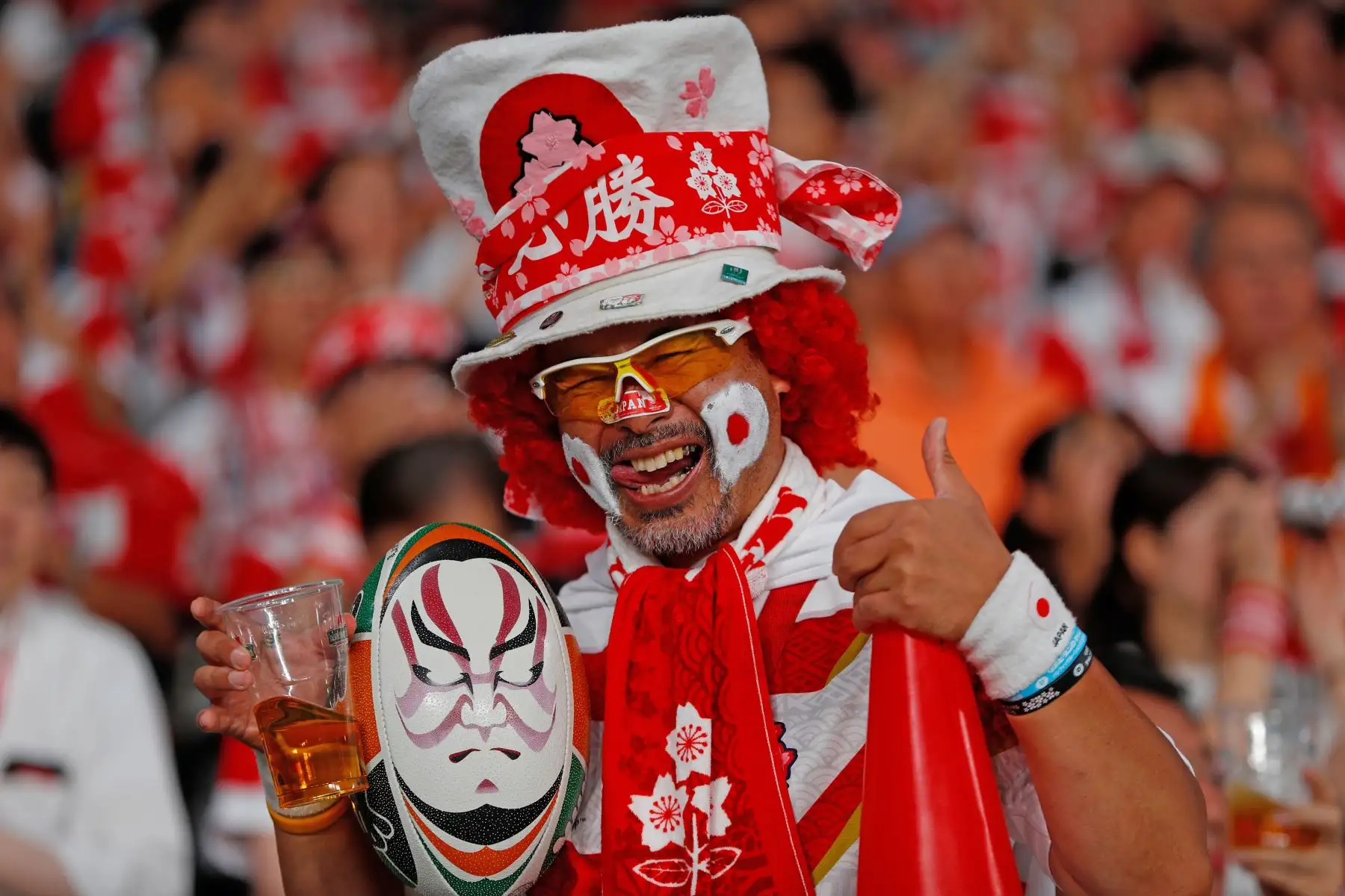 Un fanático de Japón alienta a su equipo durante el partido del Grupo A de la Copa Mundial de Rugby. Foto: AFP