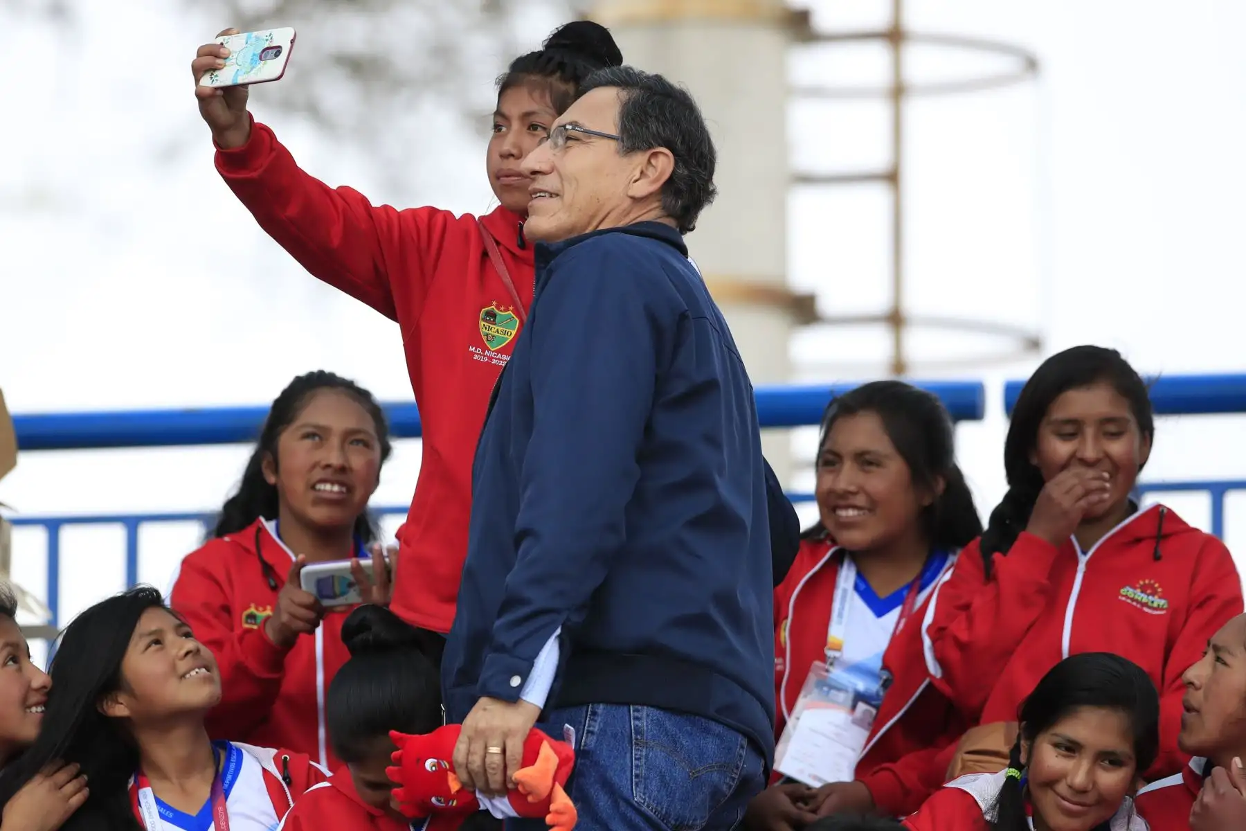 El presidente de la República Martin Vizcarra asiste a la final de fútbol femenino de los Juegos Deportivos Escolares, sede Bartolomé Herrera. Foto: ANDINA/ Juan Carlos Guzmán Negrini