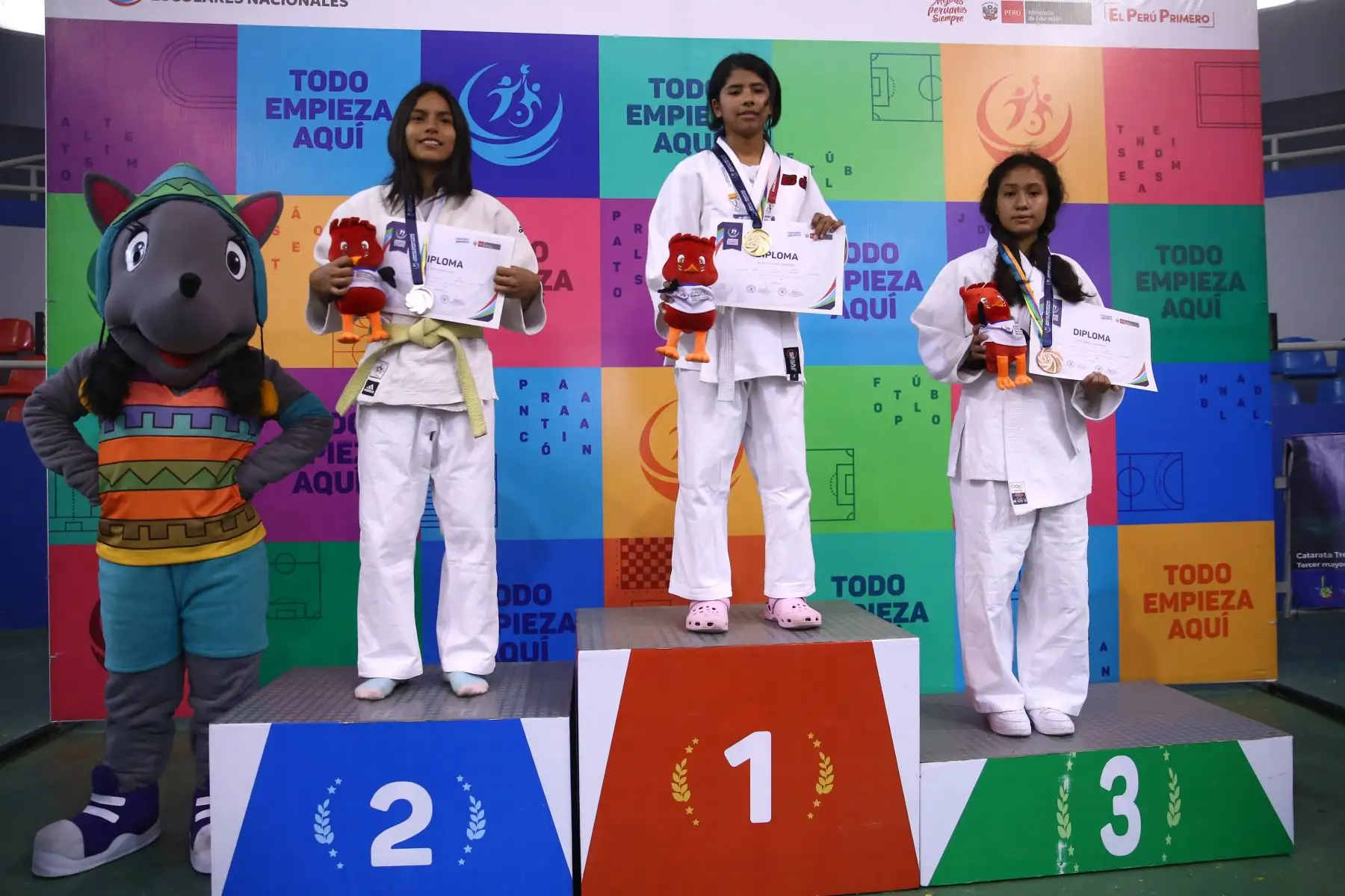 De izquierda a derecha Saori Soto Venancino del Colegio Maynas de Loreto medalla de plata, Youslary Montilla Chiquinquira del Colegio Fermin Tanguis de Ica medalla de oro y Lucero Verde Enrique,  del Colegio Joaquin Capelo de Junín Medalla de bronce, durante la premiación de Judo por  los Juegos Deportivos Escolares Nacionales en Coliseo Manuel Bonilla de  Miraflores. Foto: ANDINA/Vidal Tarqui