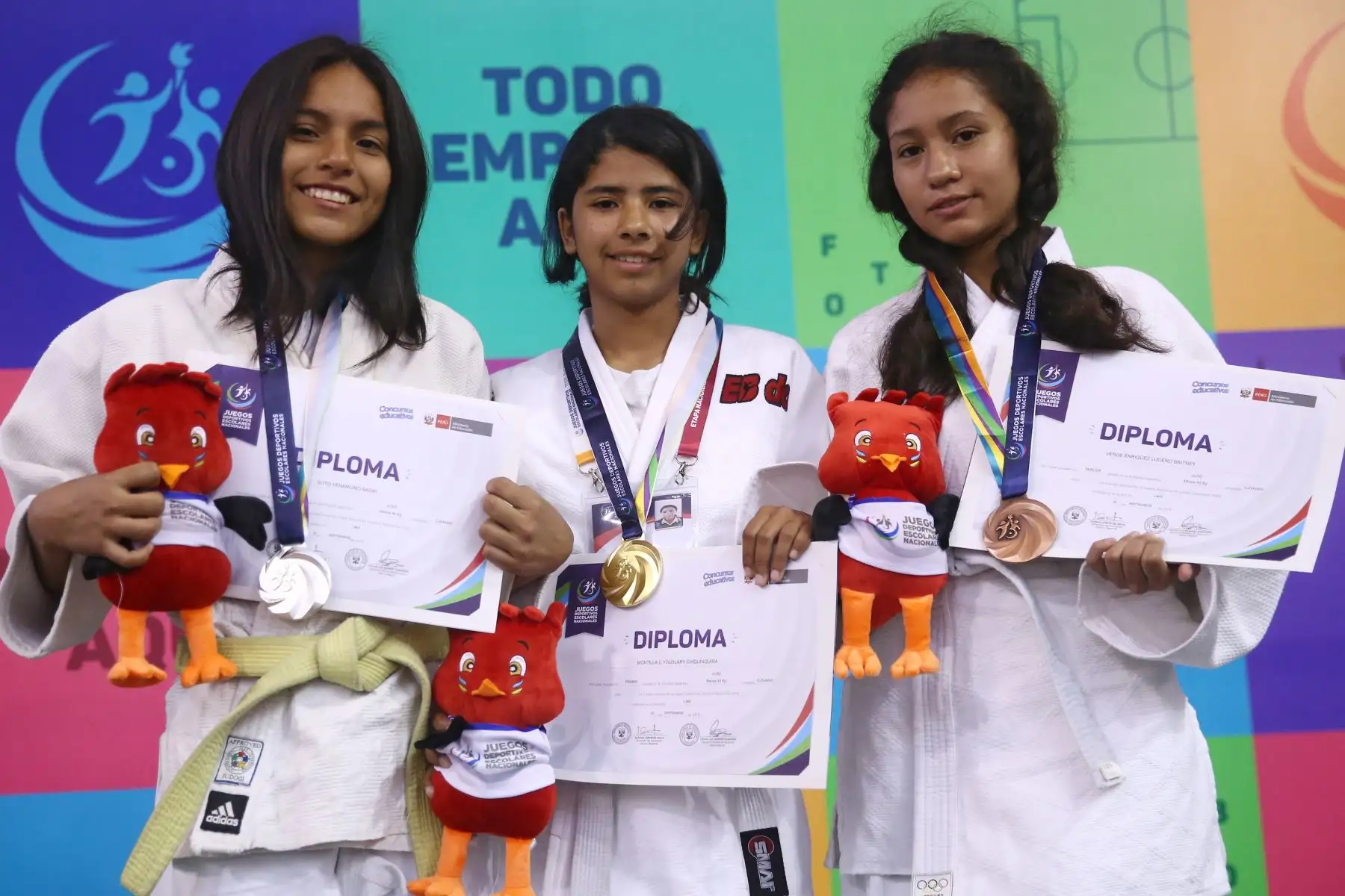 De izquierda a derecha Saori Soto Venancino del Colegio Maynas de Loreto medalla de plata, Youslary Montilla Chiquinquira del Colegio Fermin Tanguis de Ica medalla de oro y Lucero Verde Enrique,  del Colegio Joaquin Capelo de Junín Medalla de bronce, durante la premiación de Judo por  los Juegos Deportivos Escolares Nacionales en Coliseo Manuel Bonilla de  Miraflores. Foto: ANDINA/Vidal Tarqui