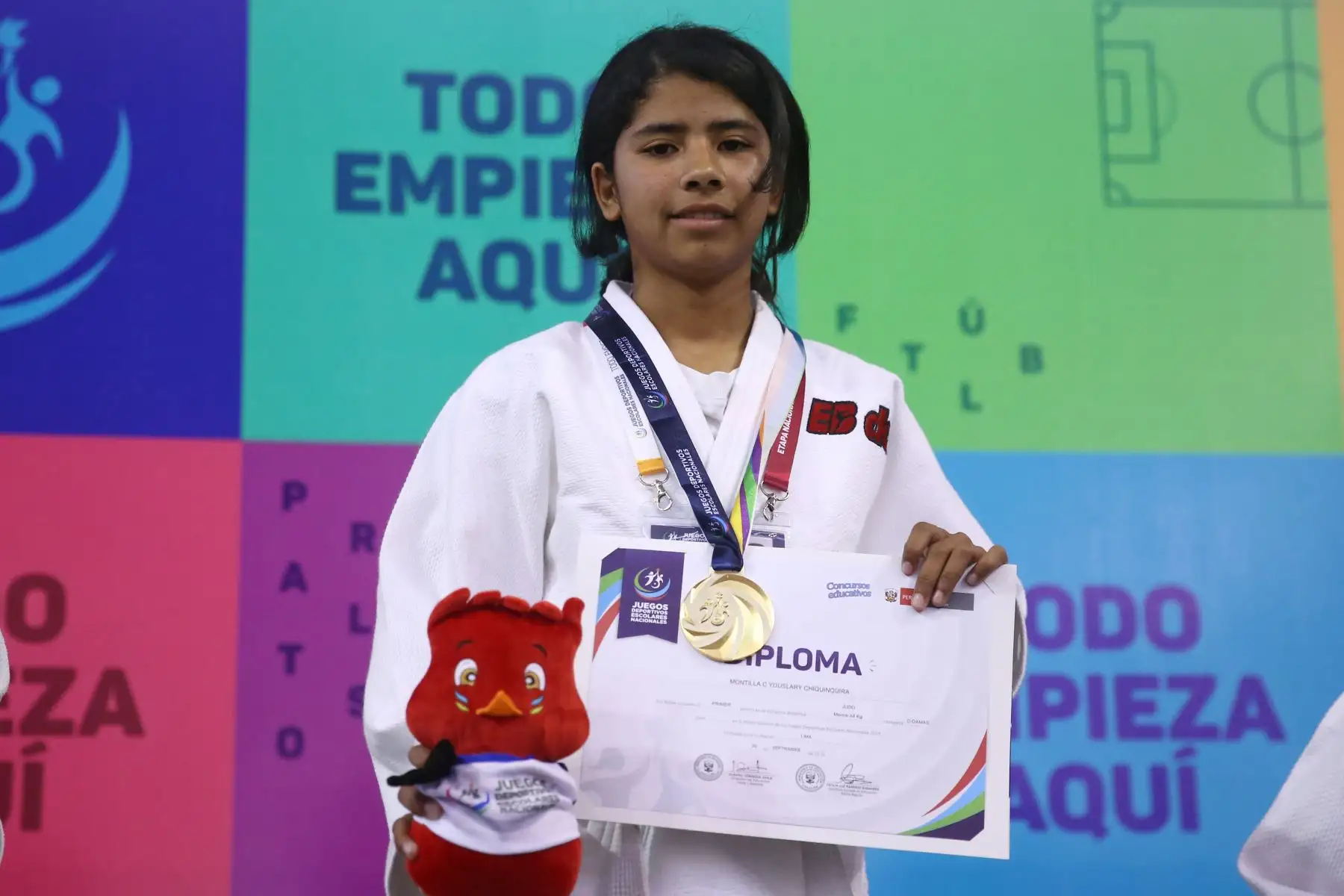 Youslary Montilla Chiquinquira del Colegio Fermin Tanguis de Ica medalla de oro, durante la premiación de Judo por  los Juegos Deportivos Escolares Nacionales en Coliseo Manuel Bonilla de  Miraflores. Foto: ANDINA/Vidal Tarqui