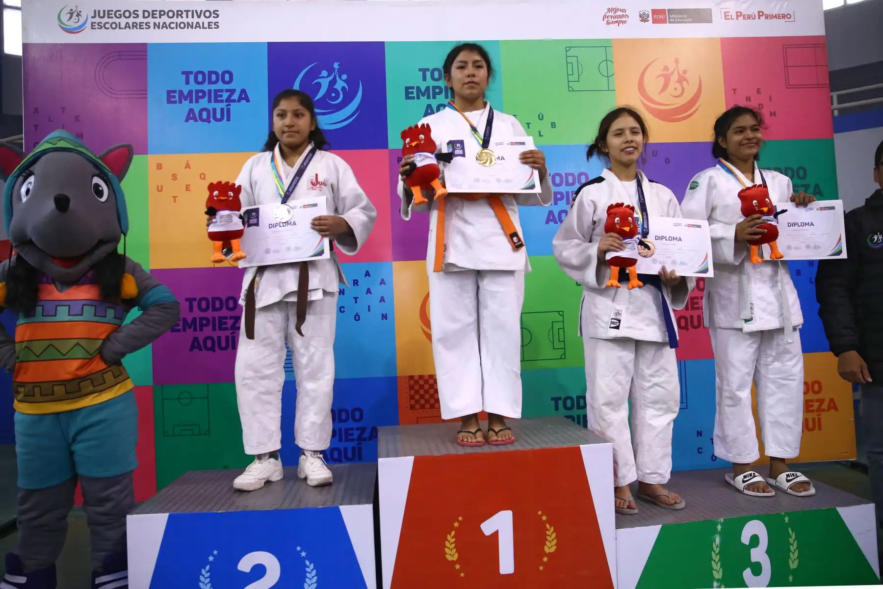 De izquierda a derecha Gilary Zonia Flores Montalvo del Colegio 40159 Ejercito  de Arequipa,  medalla de plata, Rebeca Martinez Enrique del Colegio Inst. Educa Publica María de Ayacucho medalla de oro y Oriana Aliaga Castro del Colegio Trilce de Santa María de la Libertad, Ingri Muñoz Pinto del colegio Fe Alegría de Loreto Medalla de bronce, durante la premiación de Judo por  los Juegos Deportivos Escolares Nacionales en Coliseo Manuel Bonilla de  Miraflores. Foto: ANDINA/Vidal Tarqui