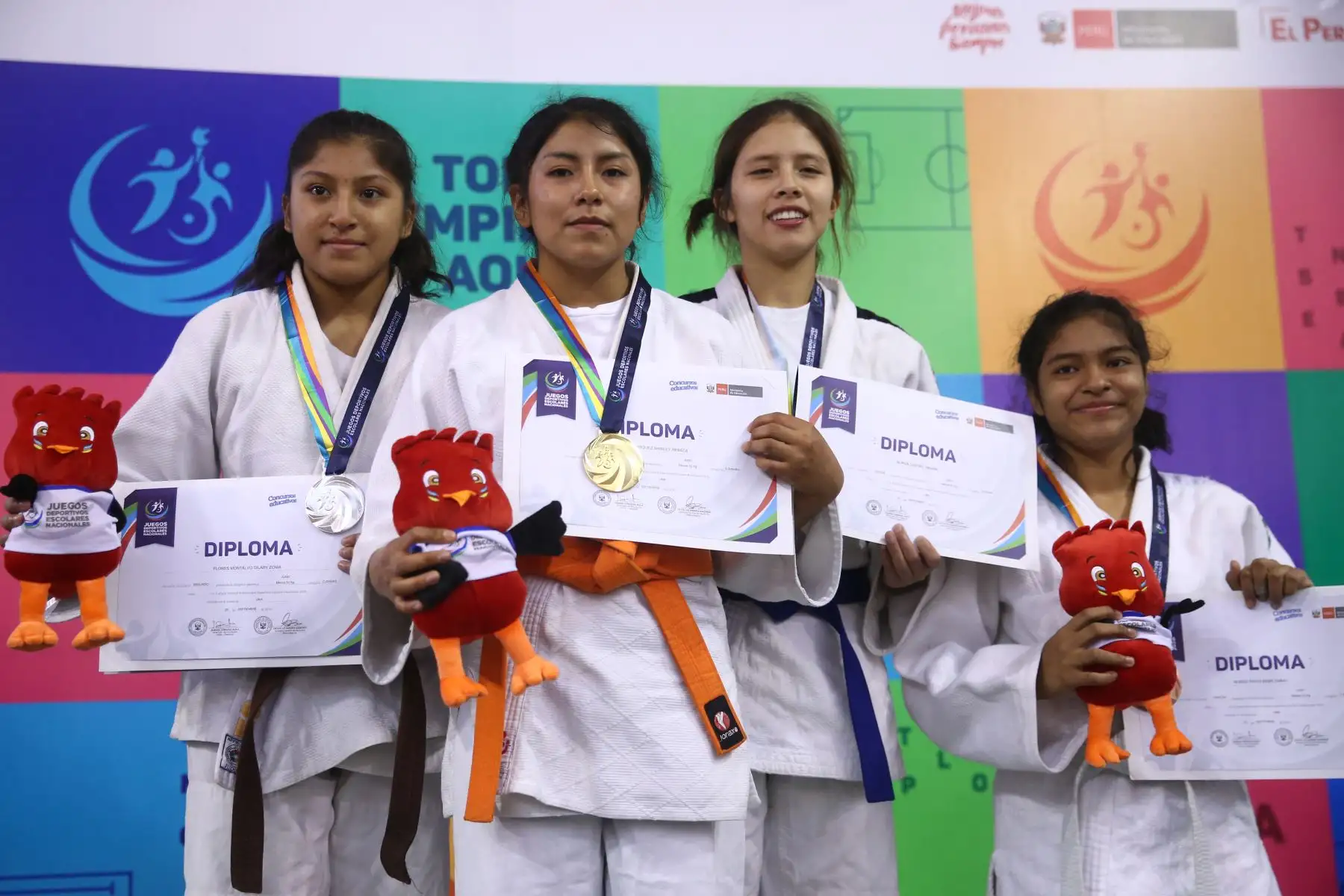De izquierda a derecha Gilary Zonia Flores Montalvo del Colegio 40159 Ejercito  de Arequipa,  medalla de plata, Rebeca Martinez Enrique del Colegio Inst. Educa Publica María de Ayacucho medalla de oro y Oriana Aliaga Castro del Colegio Trilce de Santa María de la Libertad, Ingri Muñoz Pinto del colegio Fe Alegría de Loreto Medalla de bronce, durante la premiación de Judo por  los Juegos Deportivos Escolares Nacionales en Coliseo Manuel Bonilla de  Miraflores. Foto: ANDINA/Vidal Tarqui