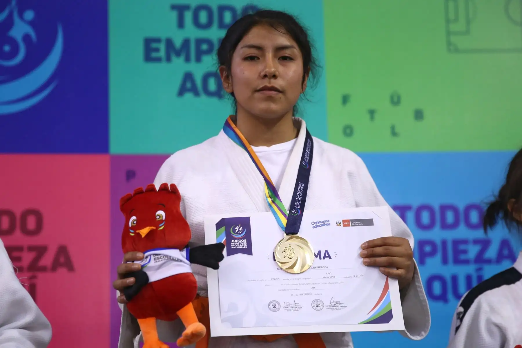 Rebeca Martinez Enrique del Colegio Inst. Educa Publica María de Ayacucho medalla de oro, durante la premiación de Judo por  los Juegos Deportivos Escolares Nacionales en Coliseo Manuel Bonilla de  Miraflores. Foto: ANDINA/Vidal Tarqui