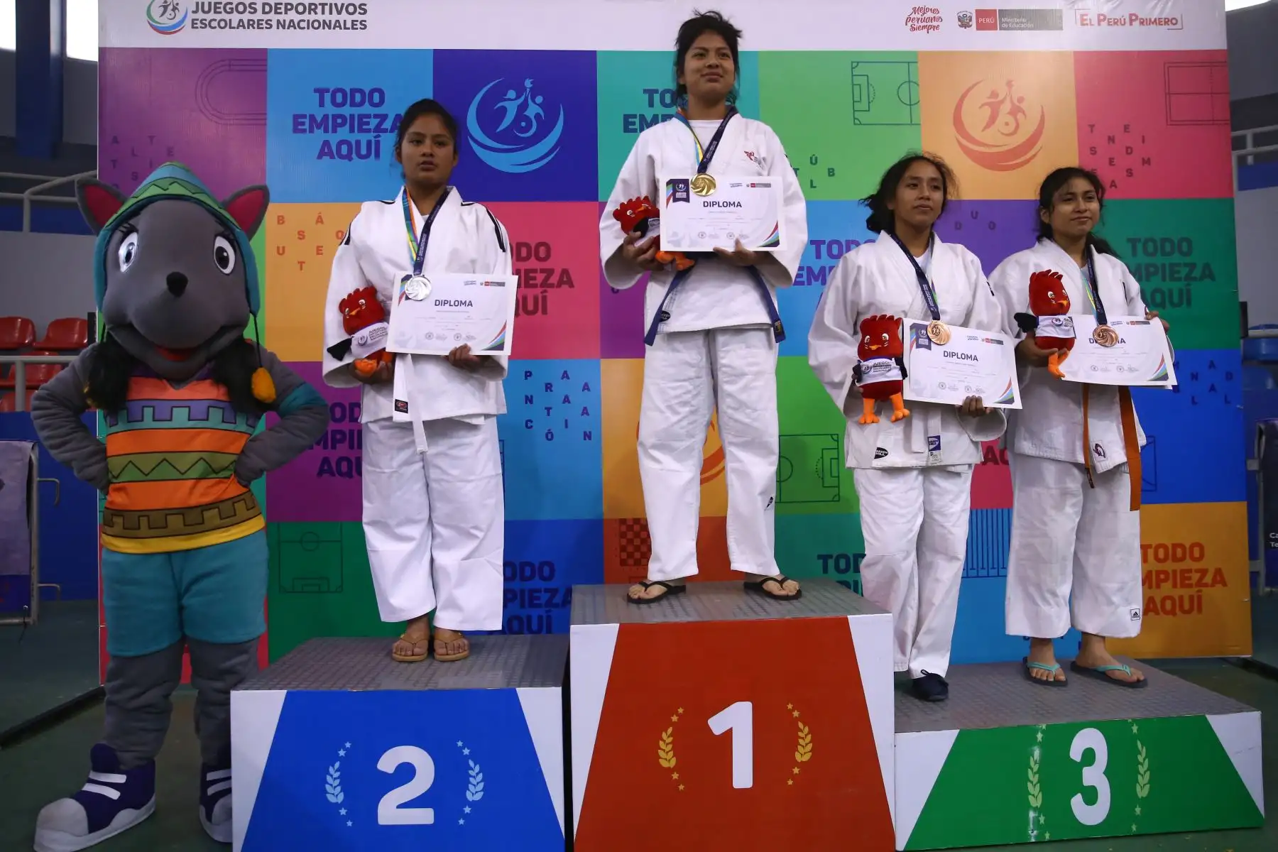 De izquierda a derecha Carolina Montoya Merino del Colegio Virgen de Copacabana de Arequipa,  medalla de plata, Amorelia Mantilla Gutierrez del Colegio Deportivo experimental Julia  de Callao medalla de oro y Fernanda Gutierrez Brener del Colegio José Olaya de  Junín,  Adrana Sandoval Leyton  del colegio Nuestra señora de las Mercedes  de Piura Medalla de bronce, durante la premiación de Judo por  los Juegos Deportivos Escolares Nacionales en Coliseo Manuel Bonilla de  Miraflores. Foto: ANDINA/Vidal Tarqui